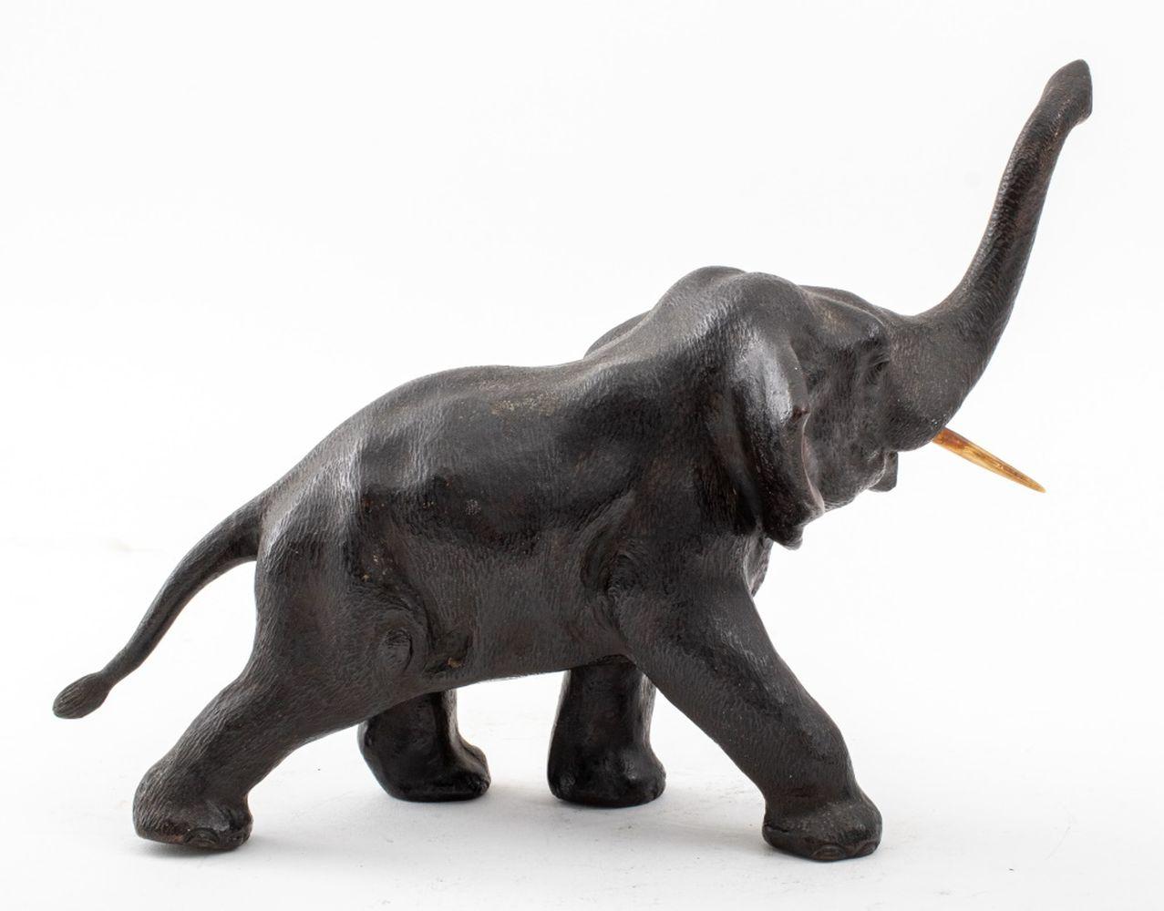 Patinierte Bronzeskulptur eines Elefanten (20. Jahrhundert) im Angebot