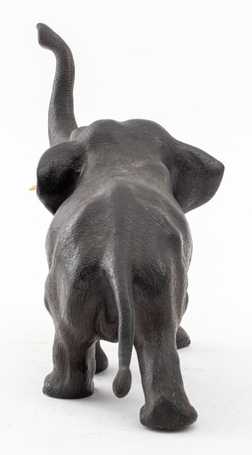 Patinierte Bronzeskulptur eines Elefanten im Angebot 1