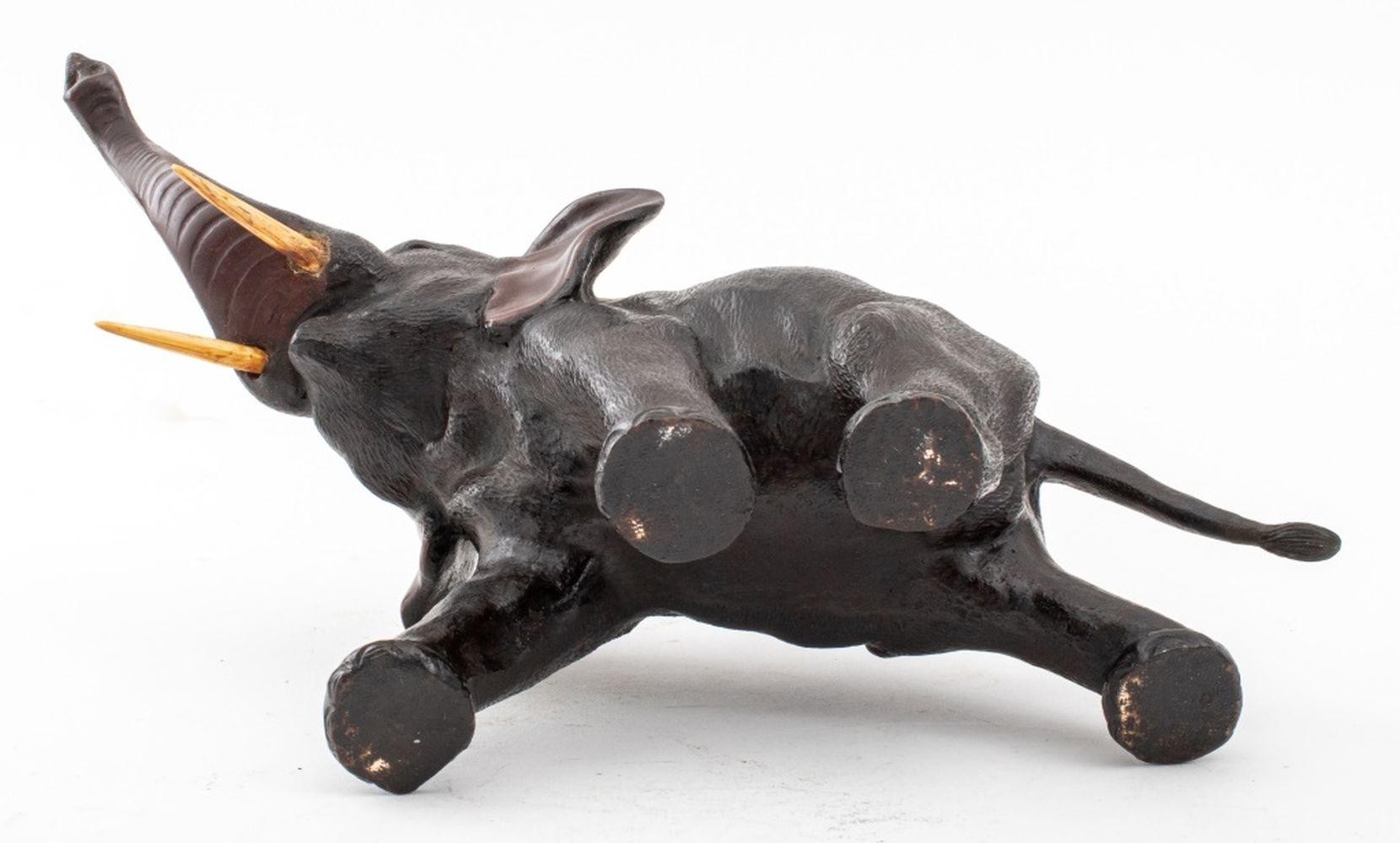 Patinierte Bronzeskulptur eines Elefanten im Angebot 2