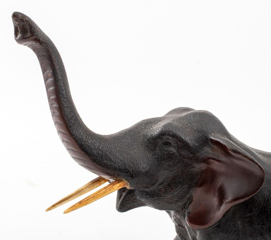 Patinierte Bronzeskulptur eines Elefanten im Angebot 3