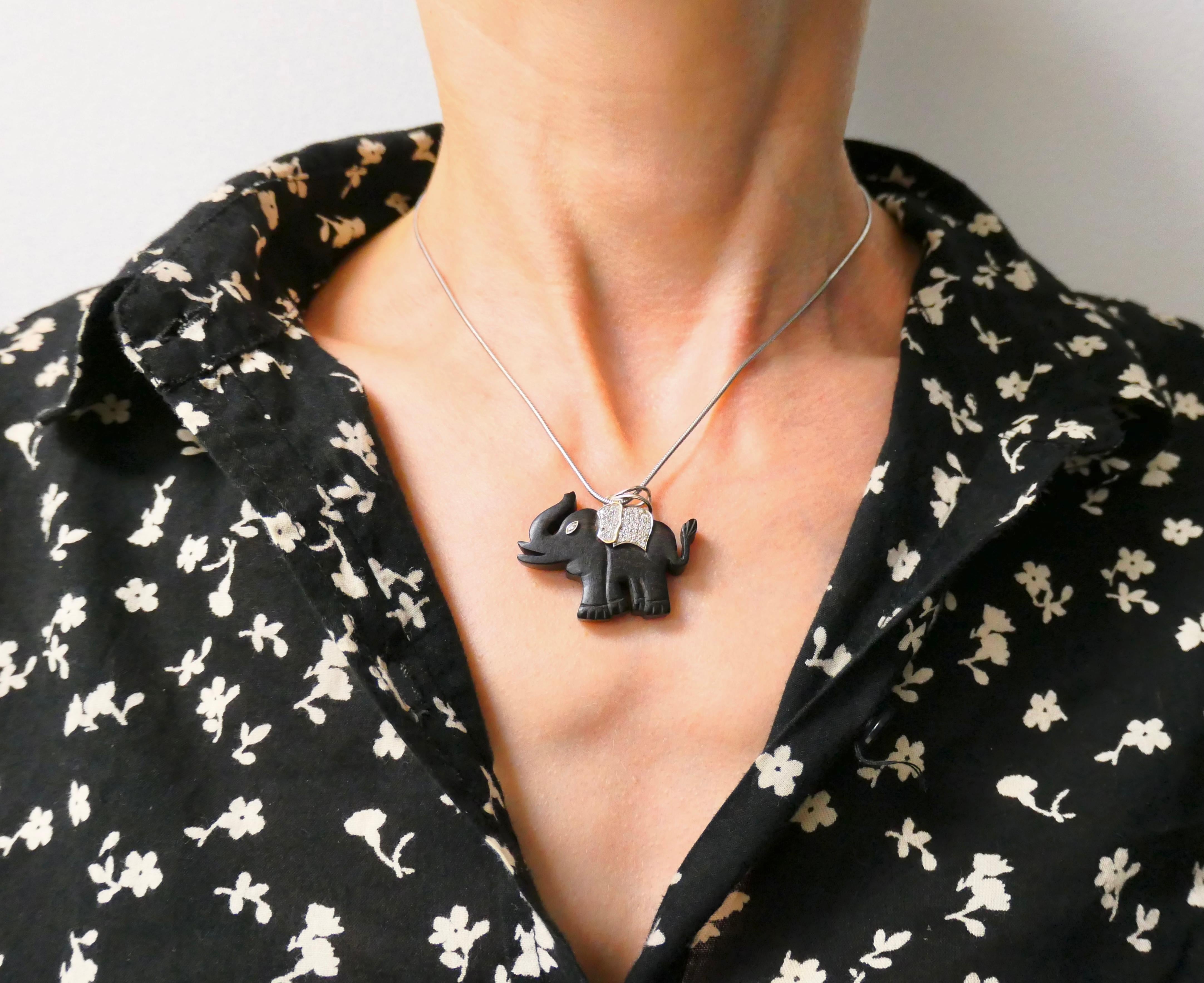 
Materials: 18K White Gold Chain, Ebony & 18K Yellow Gold Pendant
Weight: 9.3 Grams
Gemstone:  Diamond
Measurement: Pendant - 15/16