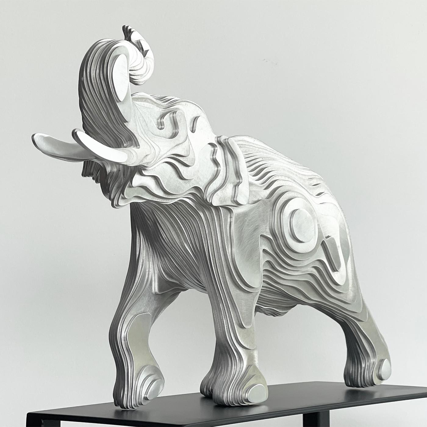Skulptur Elefant poliert mit Aluminium hergestellt 
Handgefertigte Teller. Außergewöhnliches Stück aus 
Aluminium geschweißt und geformt zu meisterhaften 
Werke der zeitgenössischen Kunst.