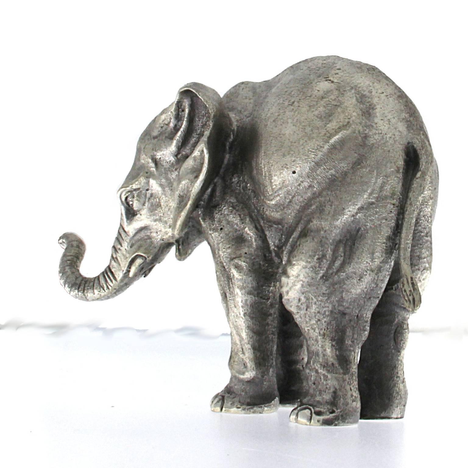 Scultura di cucciolo di elefante in argento in vendita 3