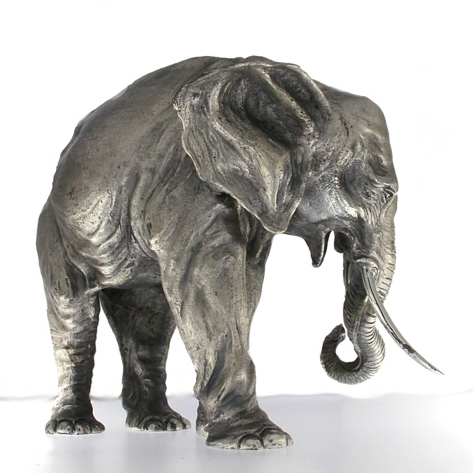 Women's or Men's Elephant handicraft in Silver For Sale