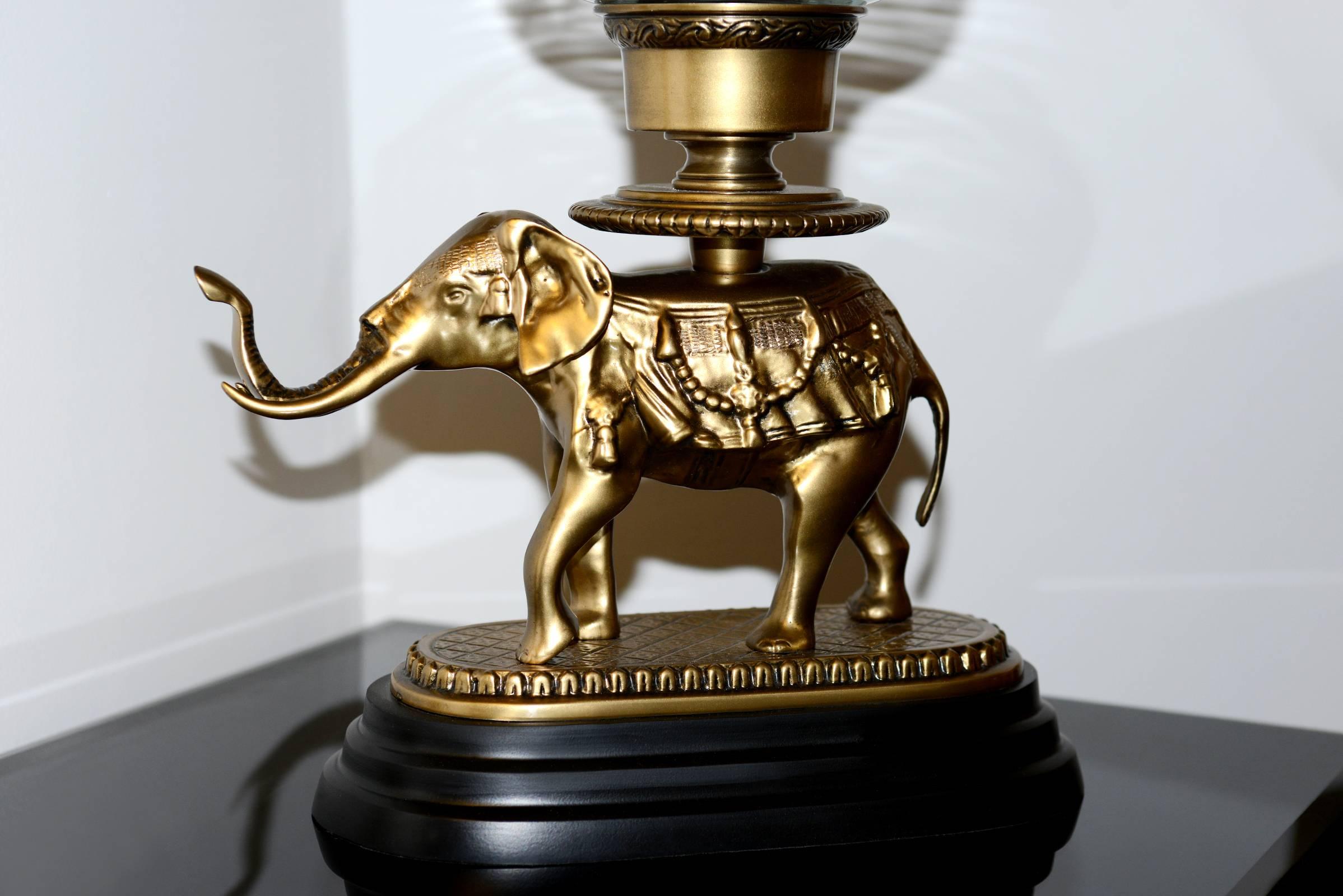 Set de dos Portacandelitas Elefante con aluminio 
en acabado vintage de latón y con cristal transparente. Velas
no incluido.
Dimensiones: L30,5xD24xH64cm cada una.
Juego de dos: 1750,00€. 
Precio unitario: 875,00€.
