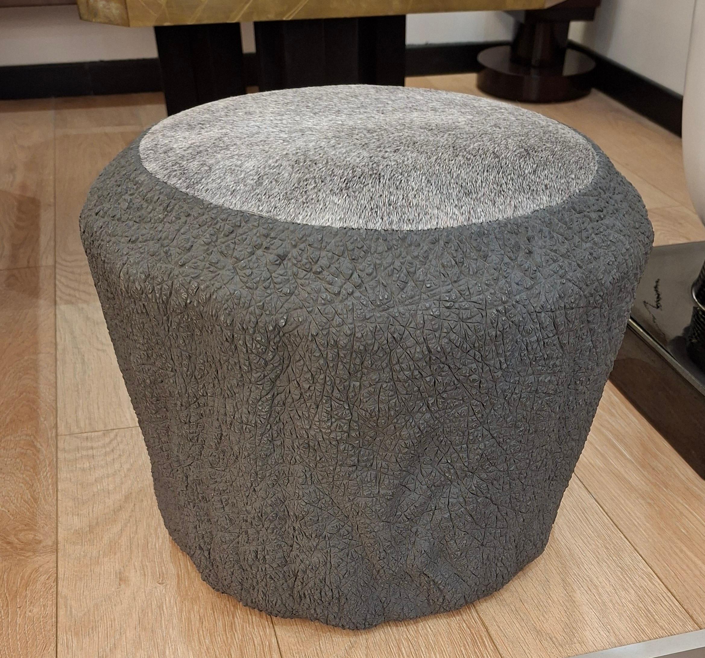 Keramischer Hocker mit Elefantenhautstruktur und Hautplatte, von Gilles Caffier
 signiert und nummeriert /80
Durchm. 45 x 37 H
Grau
2014
11/80
Unterschrift mit Gilles Caffier Paris-Plakette