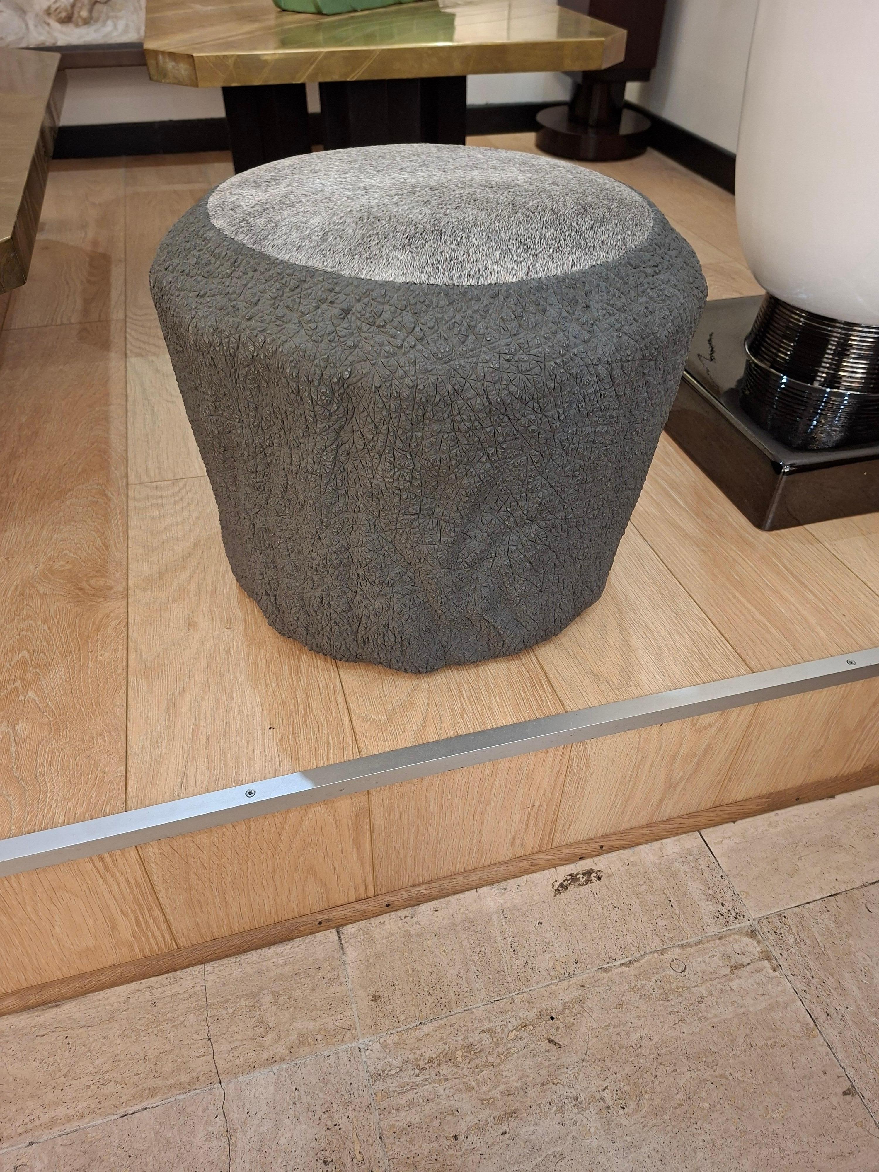 Keramischer Hocker mit Elefantenhautstruktur, von Gilles Caffier n°11/80 (21. Jahrhundert und zeitgenössisch) im Angebot
