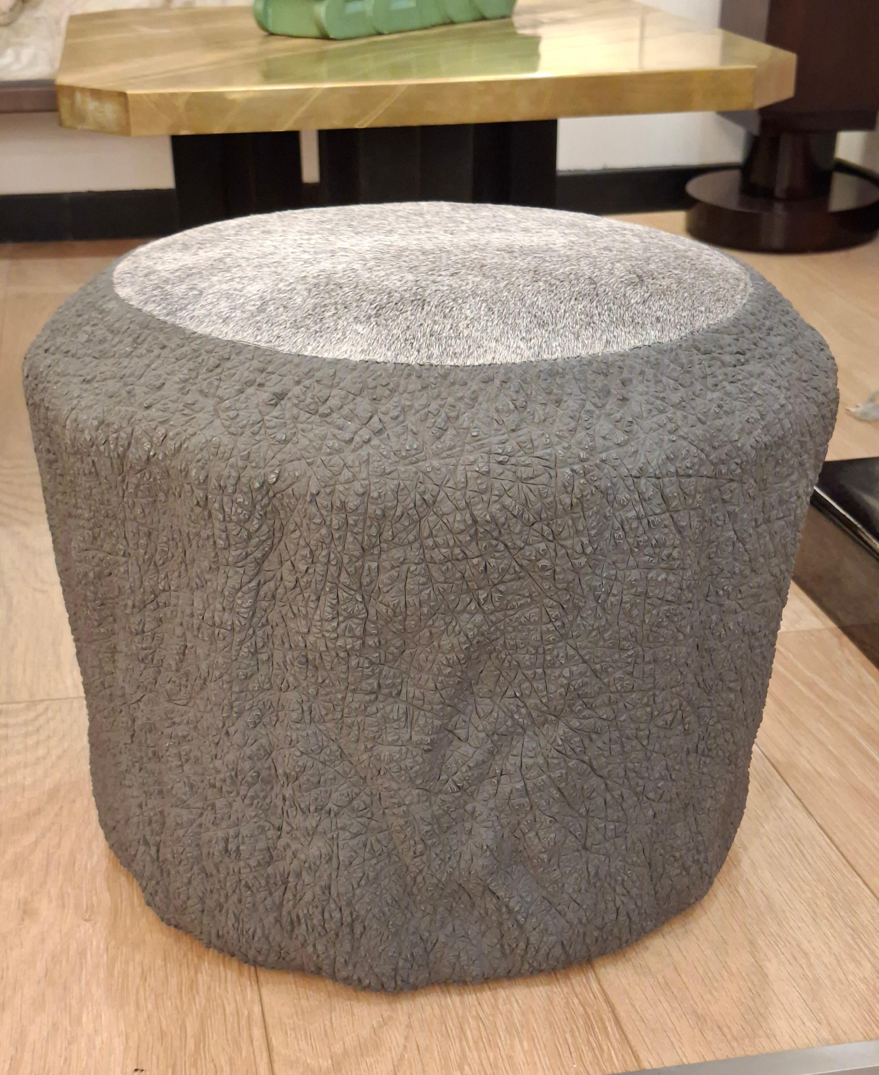 Keramischer Hocker mit Elefantenhautstruktur, von Gilles Caffier n°11/80 im Angebot 2