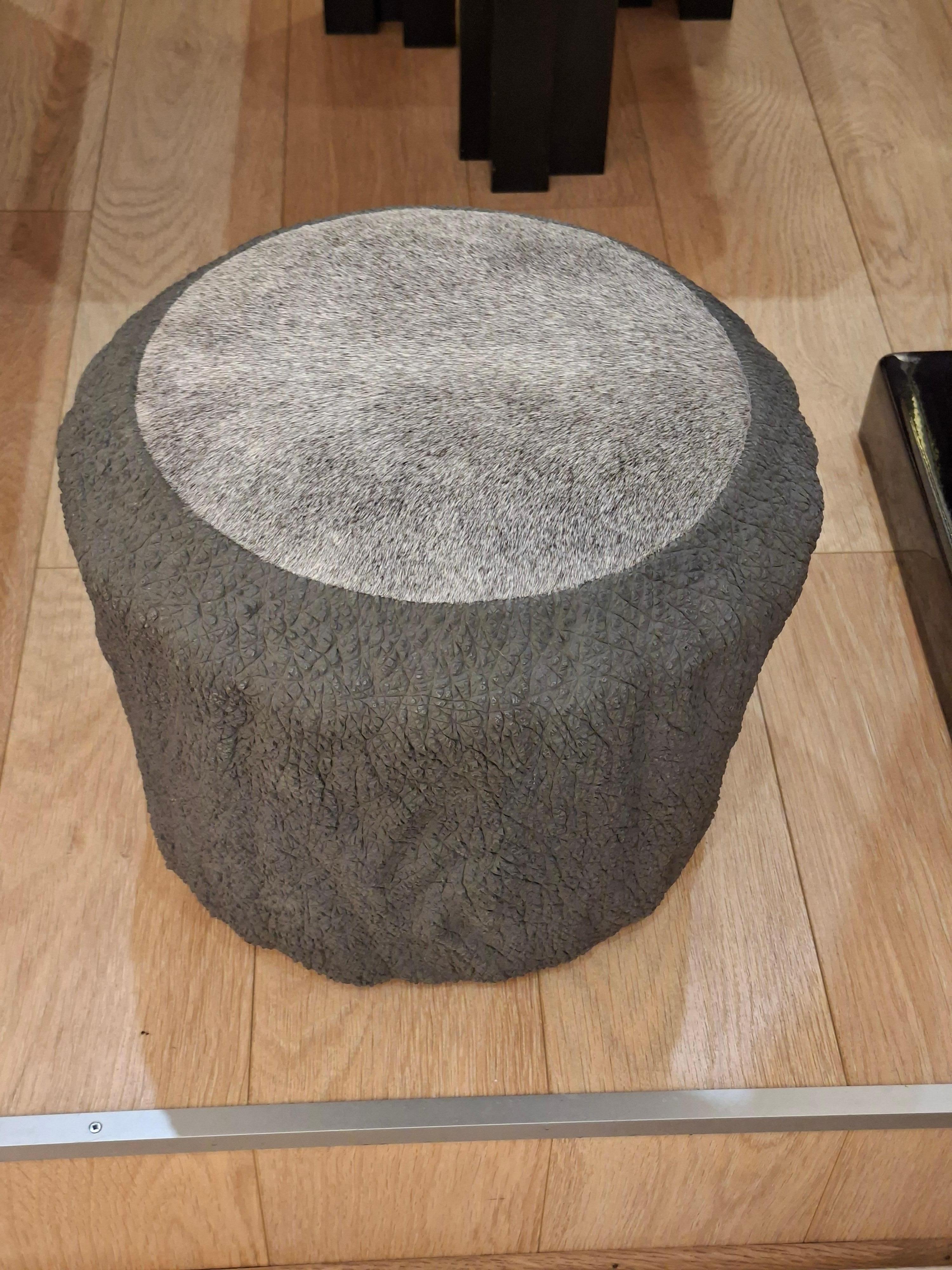 Keramischer Hocker mit Elefantenhautstruktur, von Gilles Caffier n°11/80 im Angebot 4