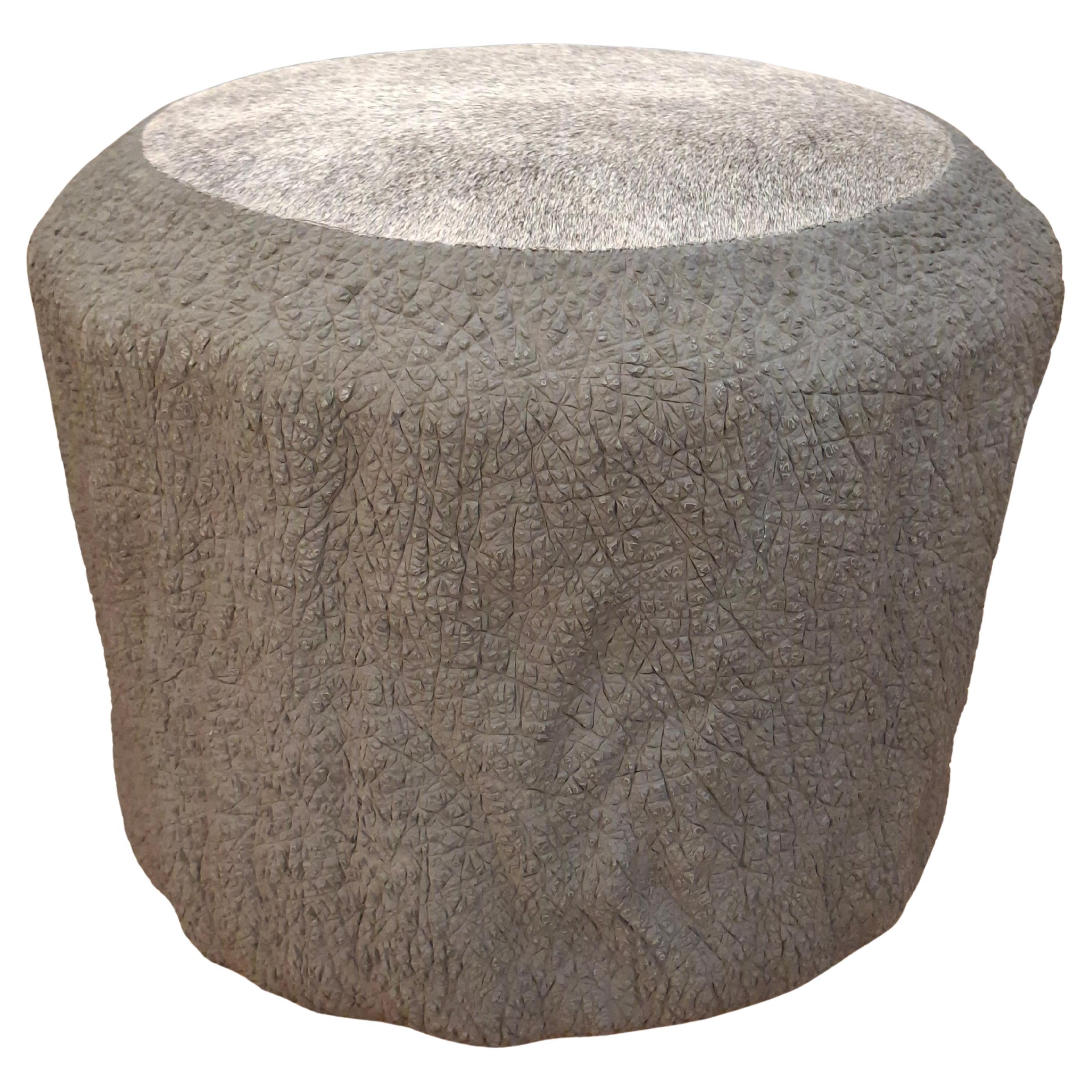 Keramischer Hocker mit Elefantenhautstruktur, von Gilles Caffier n°11/80 im Angebot