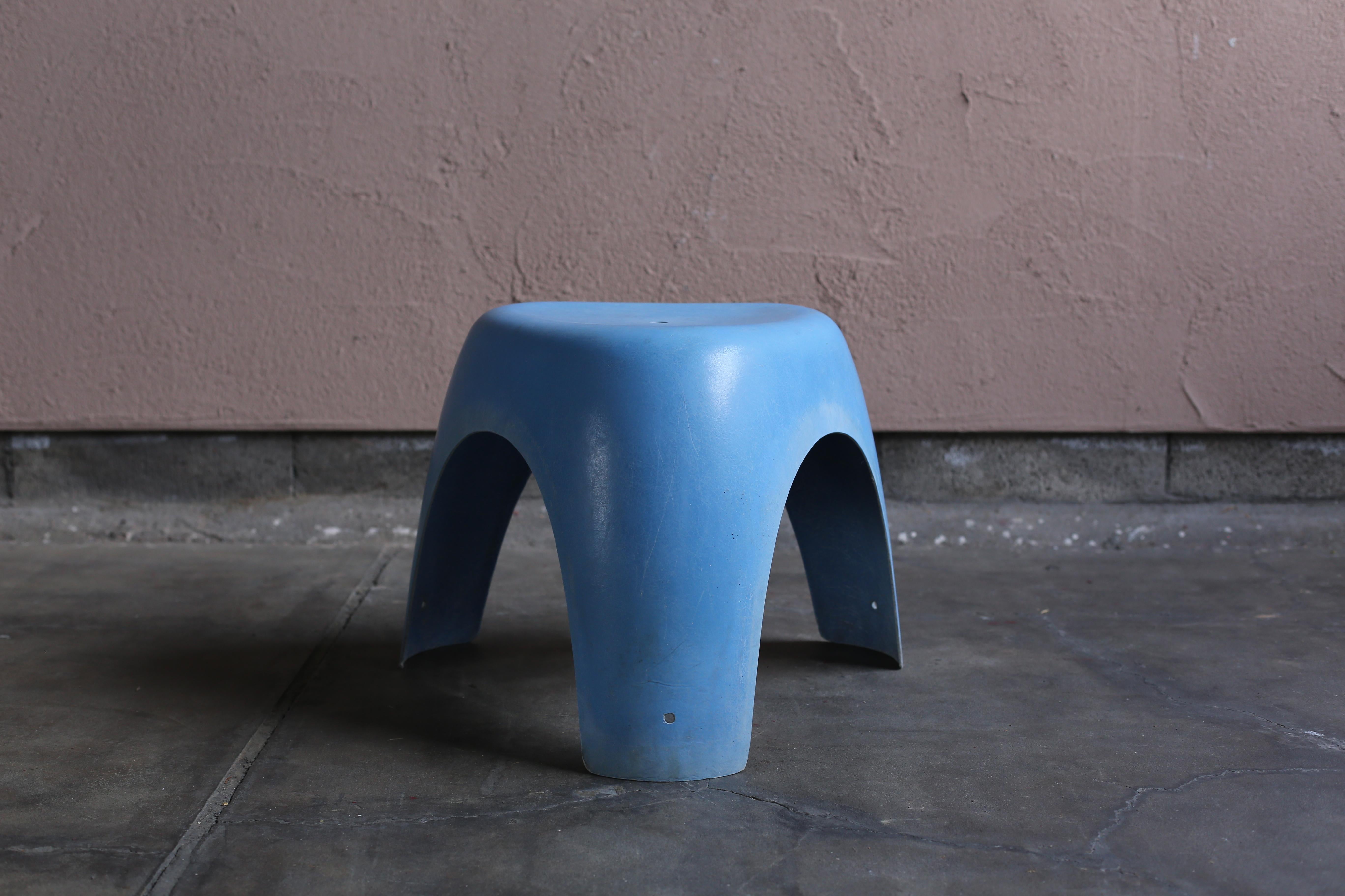The Elephant Stool was designed by Sori Yanagi in 1954. This stool, which was released in 1956 with FRP material, which was rare at the time, was used in the pavilion at the 1970 Osaka Expo. Since then, it is a legendary stool that has received high