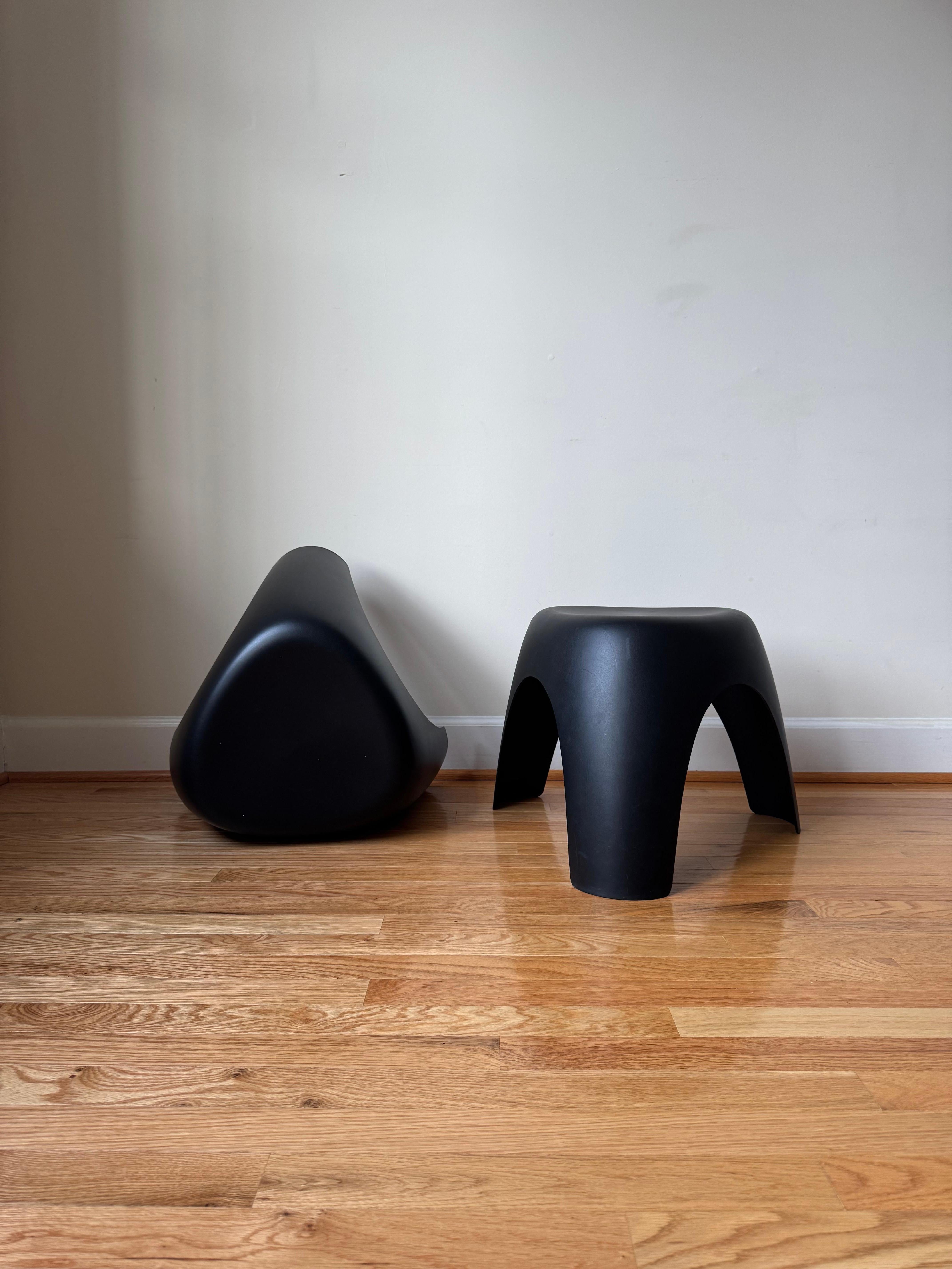 Lo sgabello Elephant, disegnato da Sori Yanagi per Vitra, è un pezzo giocoso e allo stesso tempo elegantemente realizzato che mette in mostra l'armoniosa fusione di funzionalità ed estetica. Ispirato alla forma senza tempo di un elefante, questo