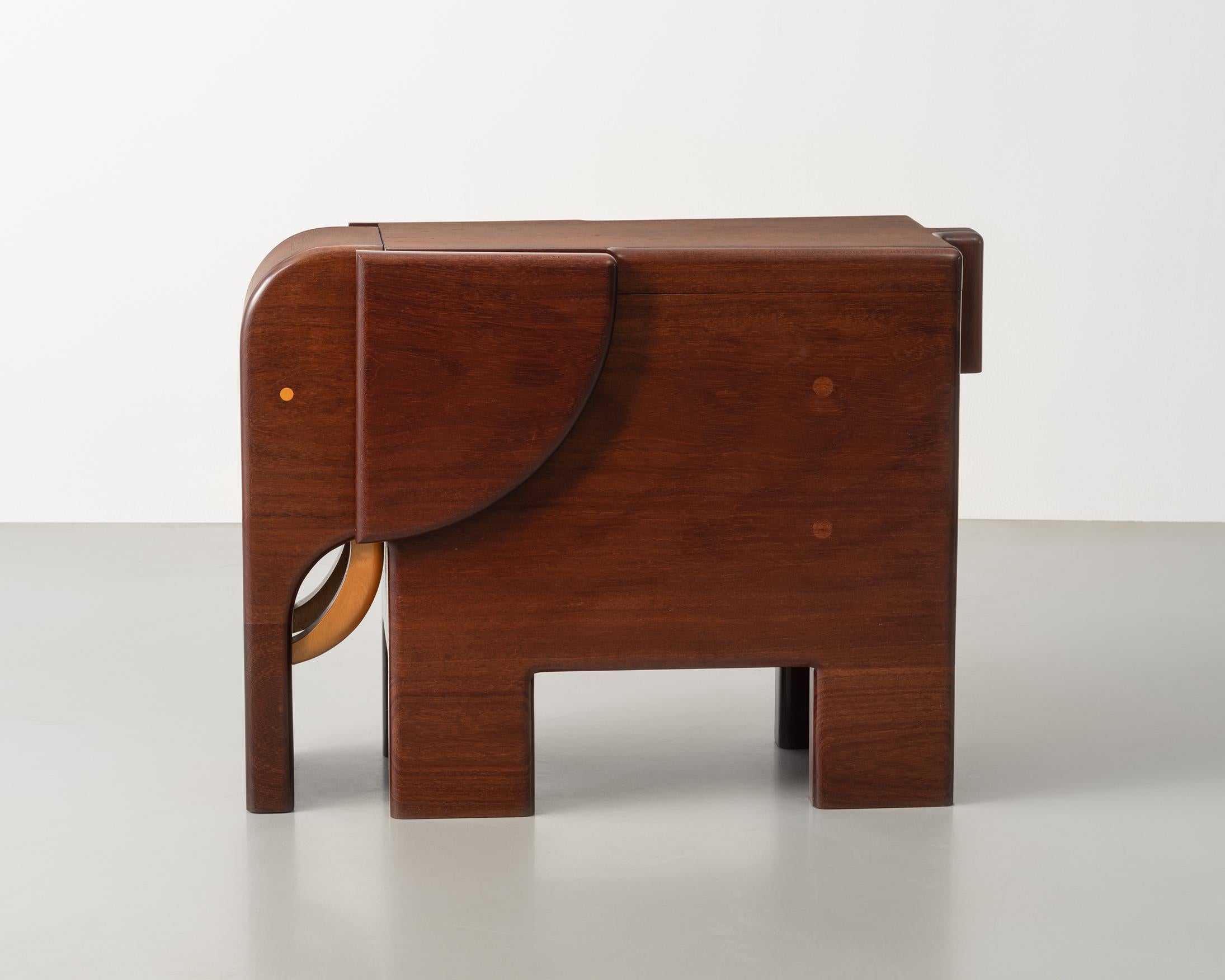 Pamela Weir-Quiton. Caja de almacenaje para elefantes. c. 1970. Madera de shedua.