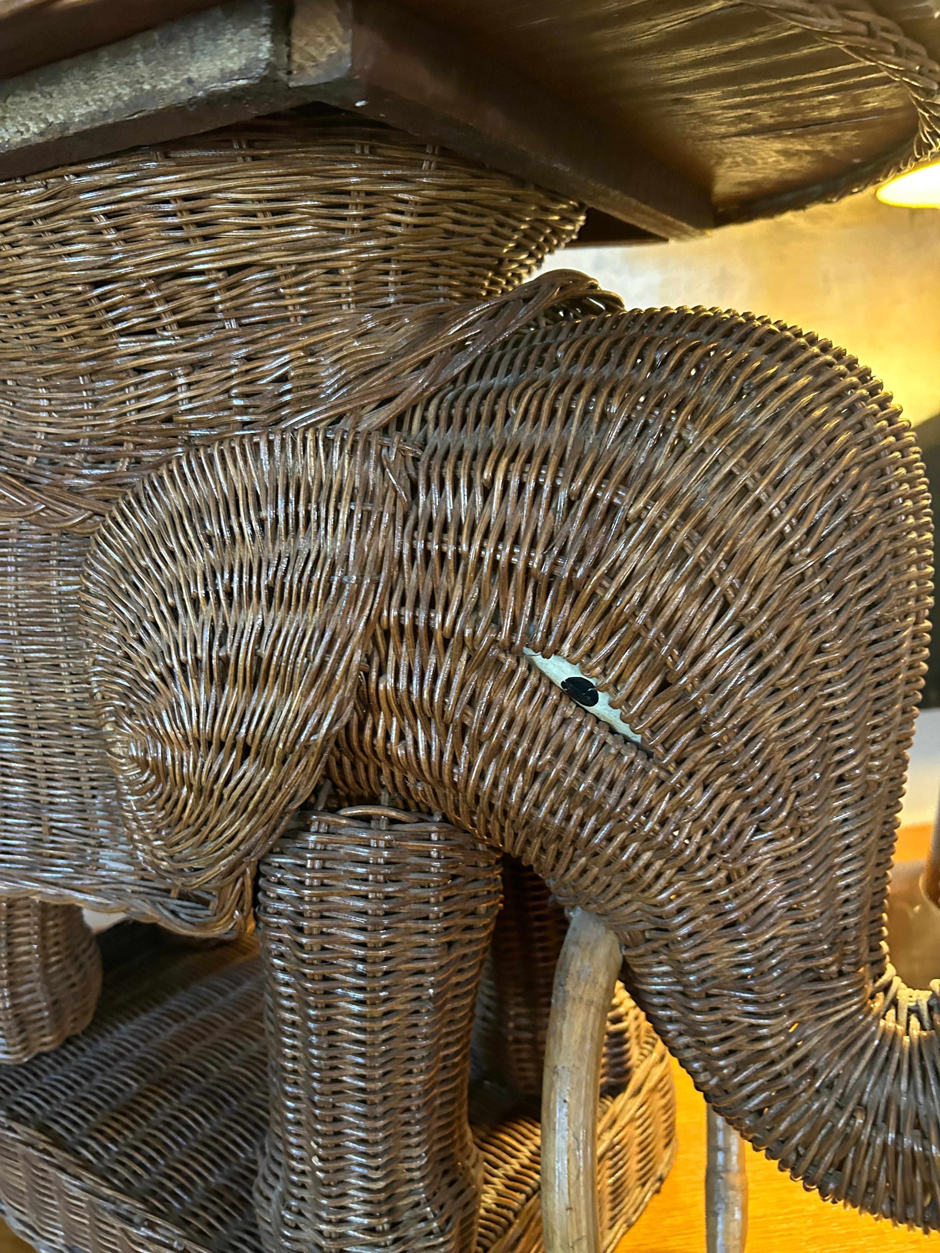 Elefantentisch aus Rattan im Stil des Vivaï del Sud, Italien 1970. Kann als Sofabeistelltisch oder Nachttisch verwendet werden. Dieser Tisch hat seine originale abnehmbare Platte und hölzerne Hörner. Guter Zustand.