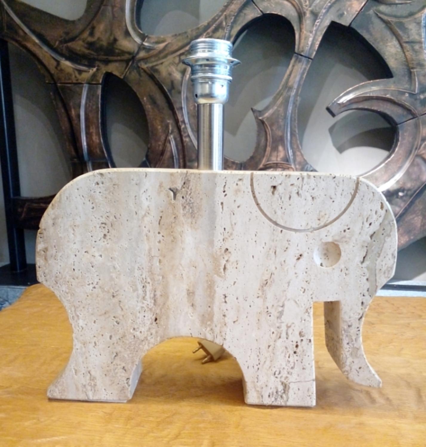 Elephant shaped table lamp in carved travertine, manufactured by Fratelli Manelli in Italy, circa 1970s. Chromed brass stem. 