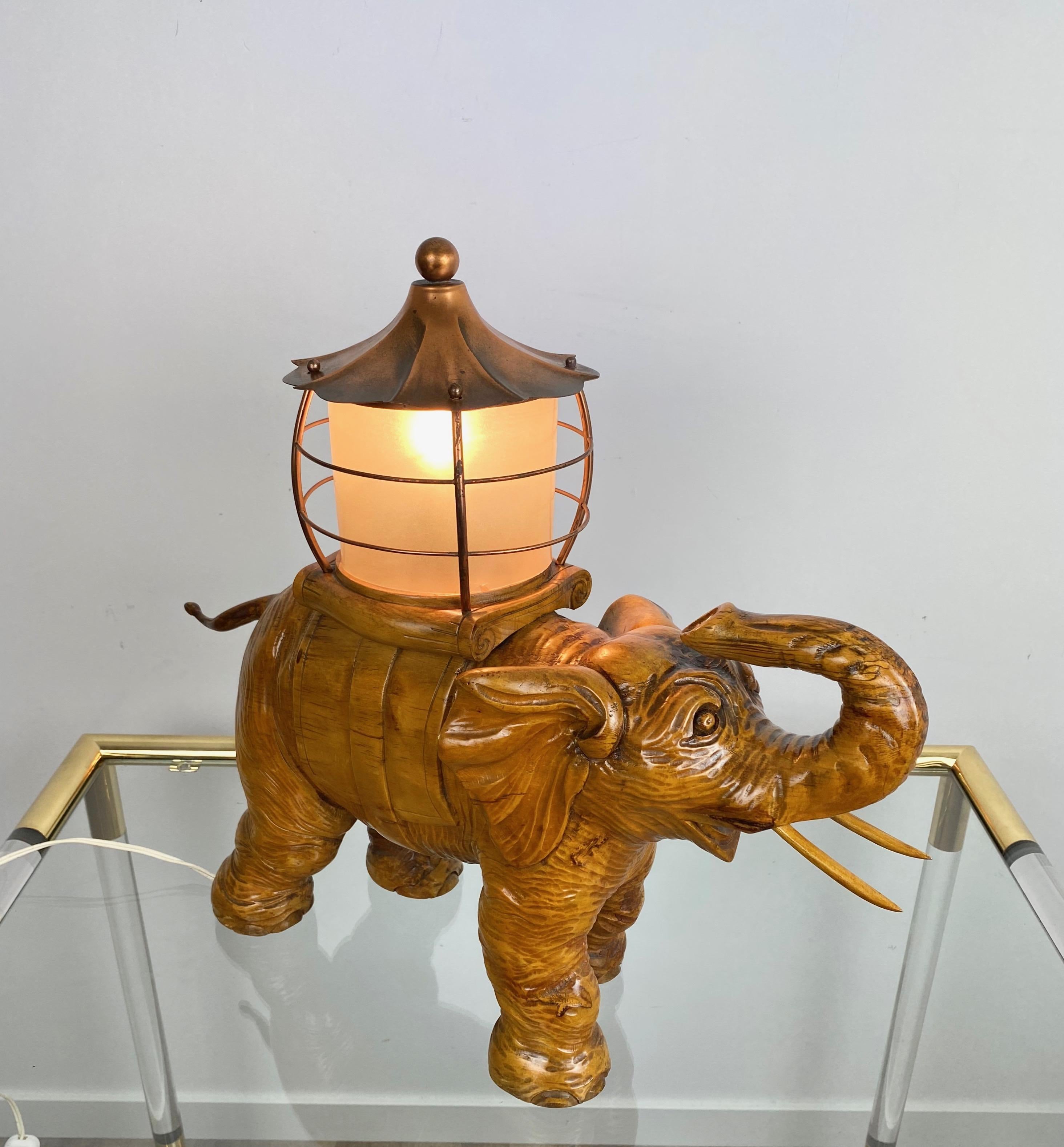 Mid-Century Modern Lampe de table éléphant Bois sculpté à la main et cuivre Aldo Tura pour Macabo Italie 1950s en vente