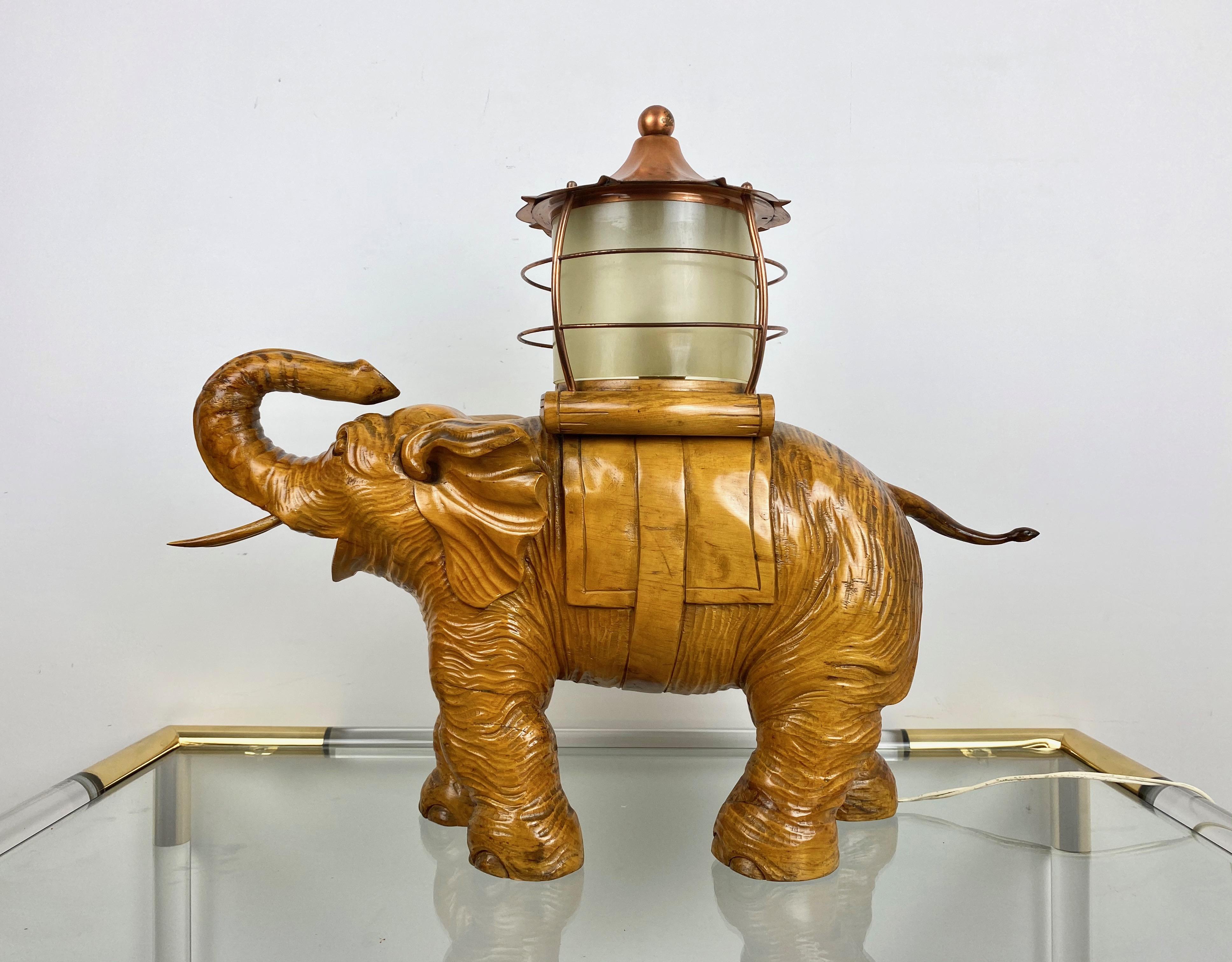 italien Lampe de table éléphant Bois sculpté à la main et cuivre Aldo Tura pour Macabo Italie 1950s en vente