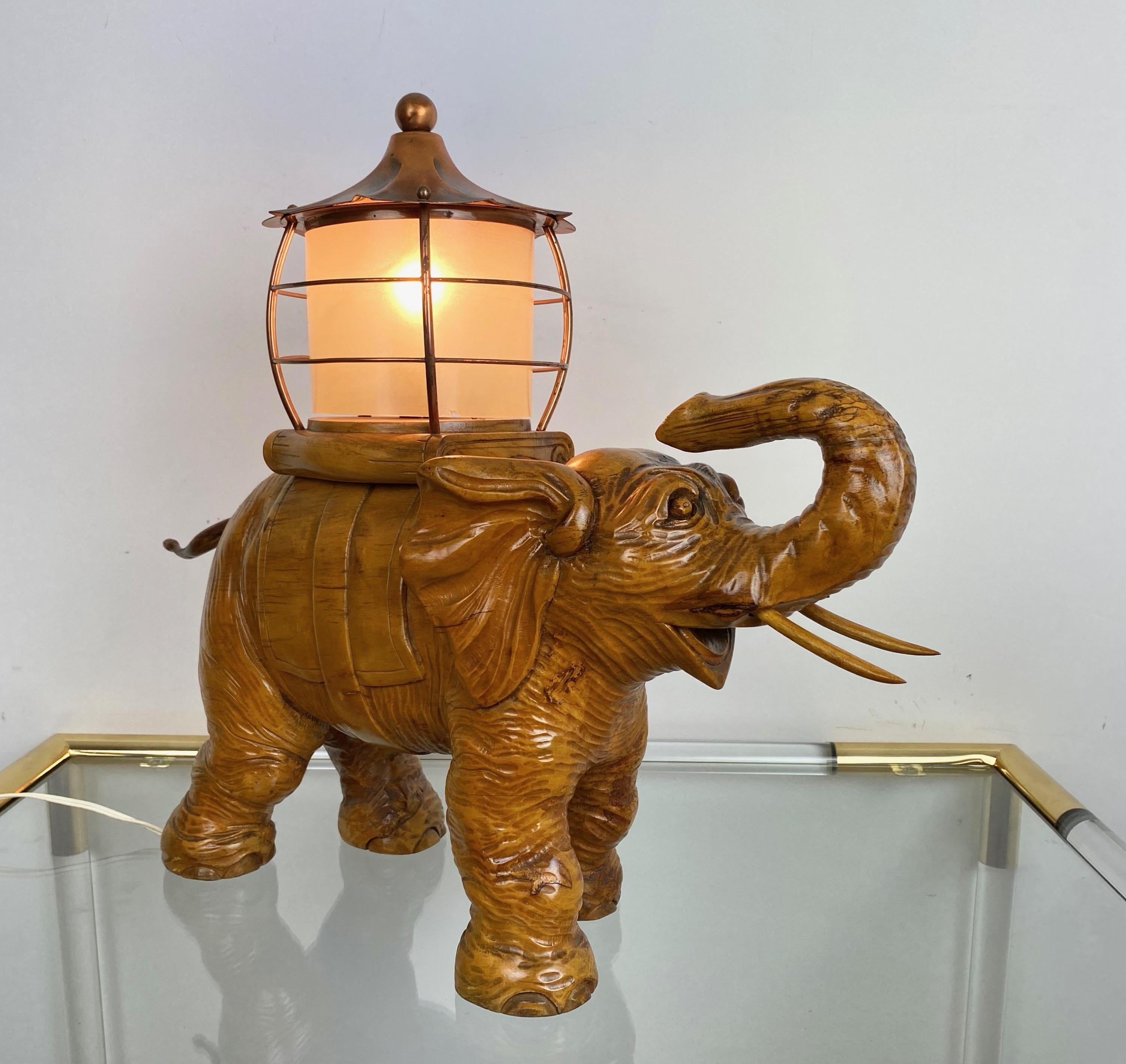 Lampe de table éléphant Bois sculpté à la main et cuivre Aldo Tura pour Macabo Italie 1950s Bon état - En vente à Rome, IT