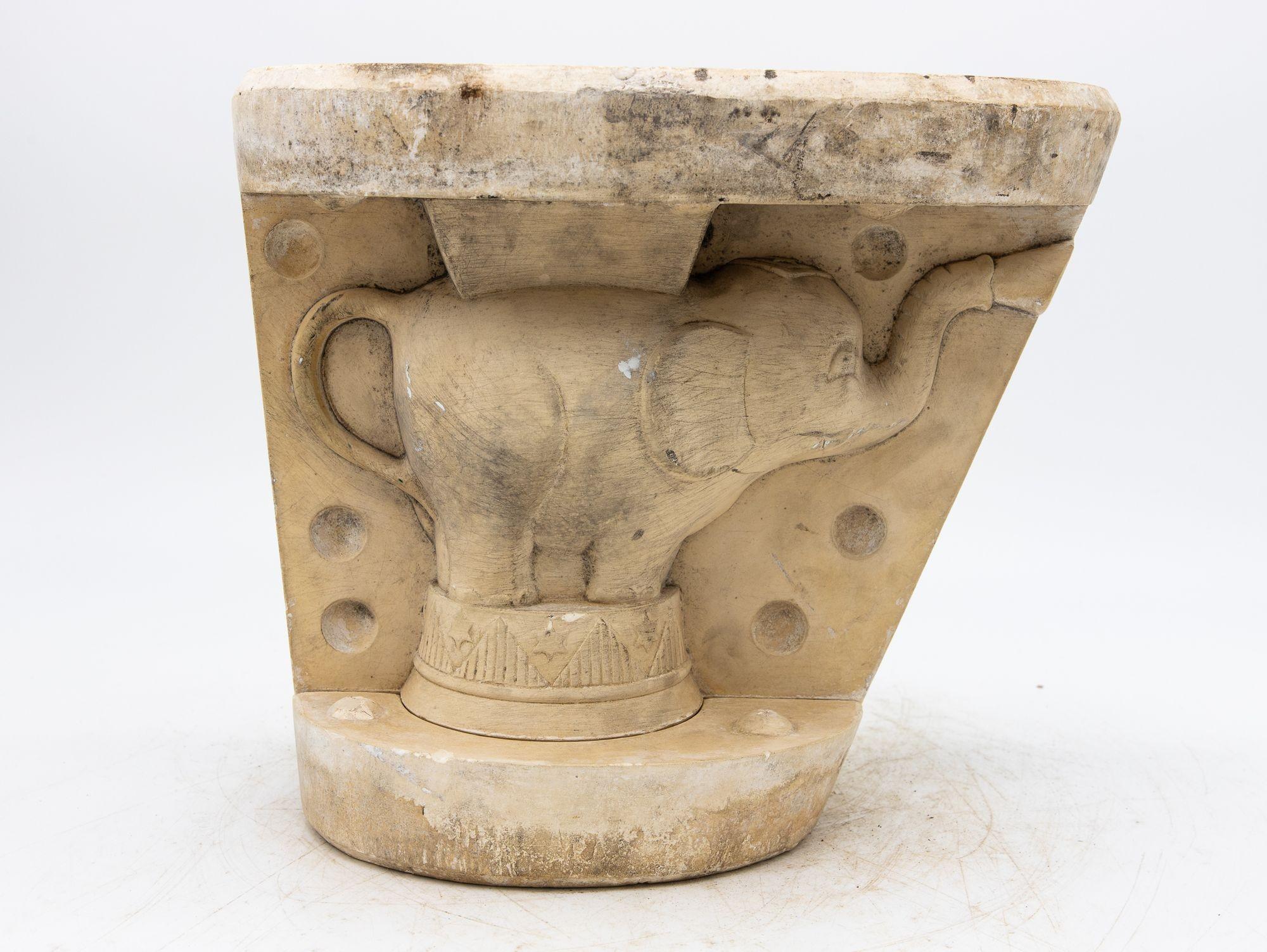 Diese außergewöhnliche antike Teekannenform, die von der berühmten Staffordshire-Fabrik in Minton um 1860 hergestellt wurde, ist ein fesselndes Stück Designgeschichte. Sie ist aus Gips gegossen und stellt einen Zirkuselefanten in allen Einzelheiten