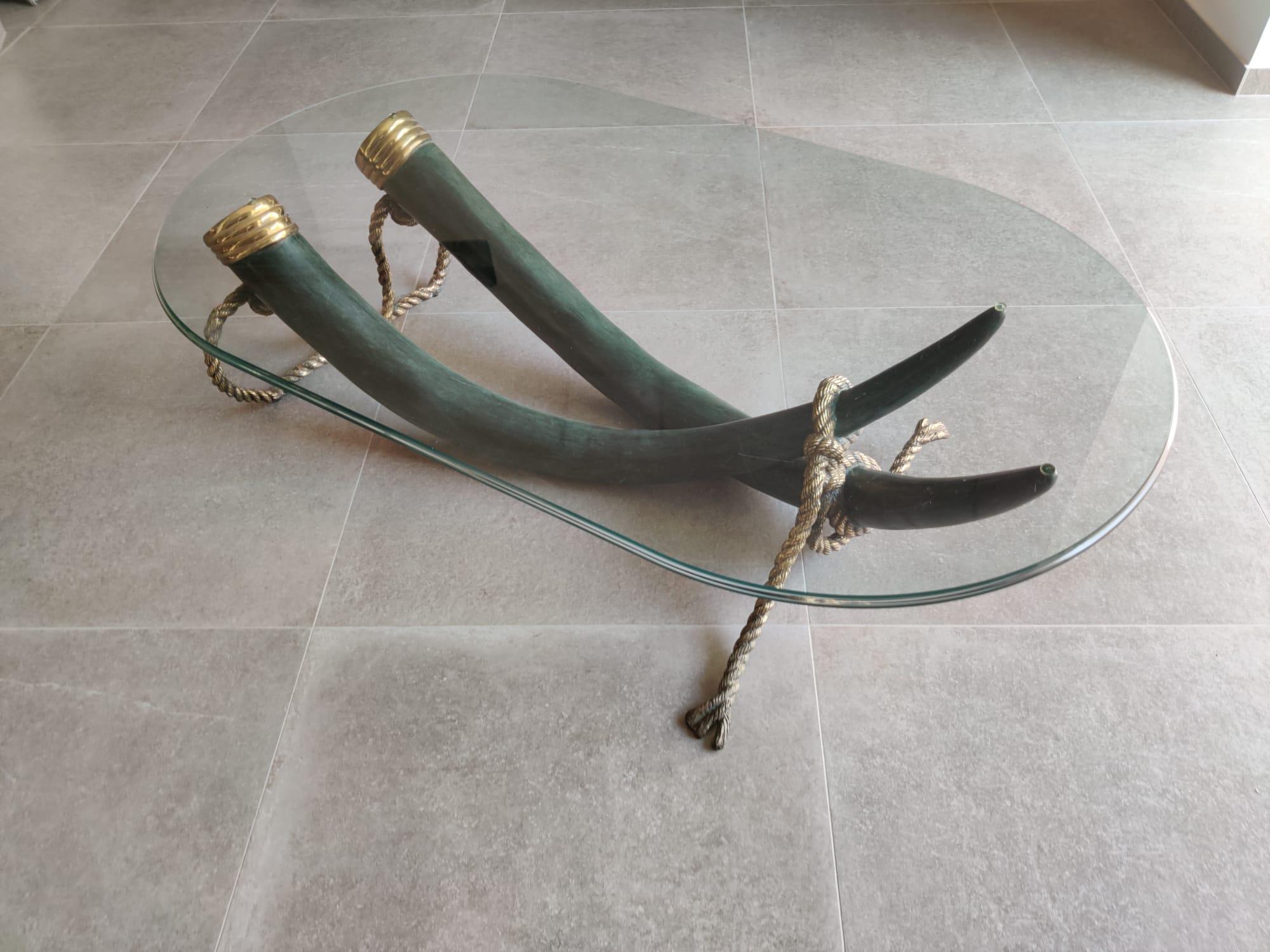 Fantastic and spacious coffee table designed by Italy Valenti for Valenti Spain 1975. Made of patinated solid bronze with a greenish finish. Original thick oval glass. A piece of excellent quality and synonymous with luxury and exclusivity.

