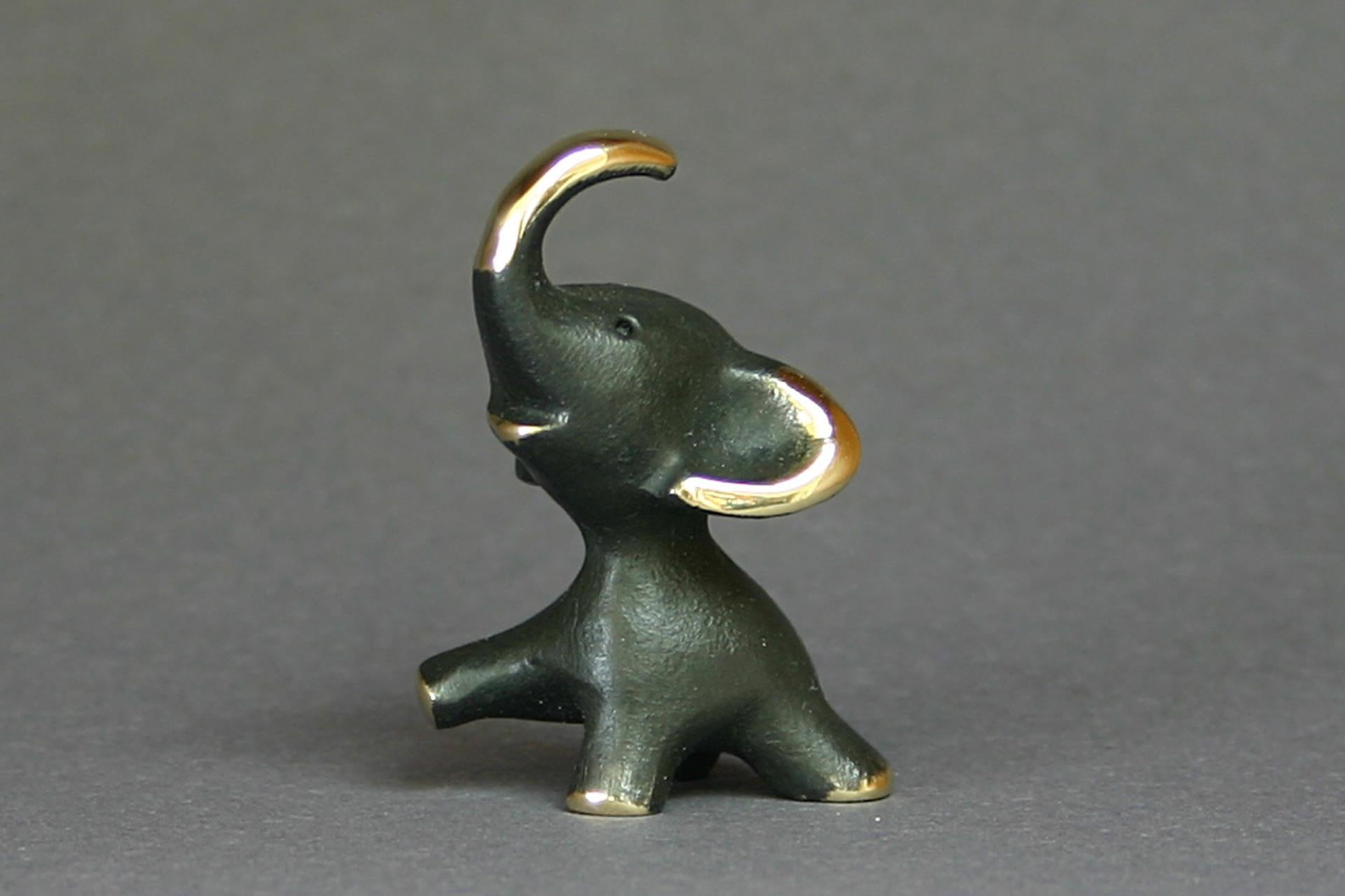 Cette figurine d'éléphant a été produite en Autriche et est signée en bas : Bosse Austria. La pièce est livrée dans une pochette en tissu, avec un certificat. Chaque figure est particulière et nécessite 14 étapes de travail.
Modèle N° BO 5113

En