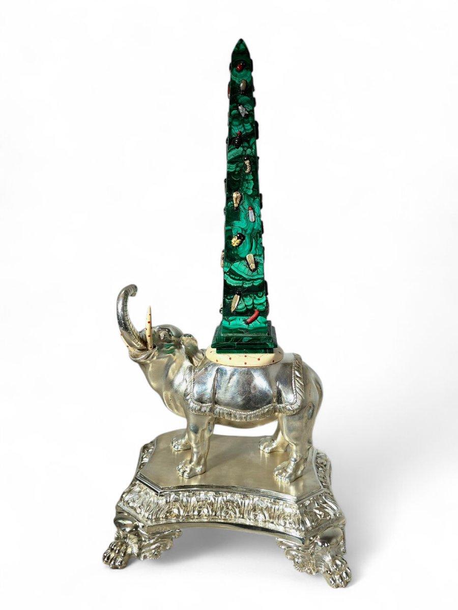 ELEFANTE CON OBELISCO, INGLÉS, SIGLO XIX - FIRMADO

Espectacular escultura inglesa del siglo XIX que consiste en un elefante de bronce plateado finamente labrado, sobre el que se alza un obelisco de malaquita natural. La pieza está ricamente
