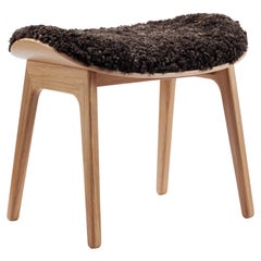 Tabouret en bois "Elephant" de Norr11, chêne naturel, peau de mouton