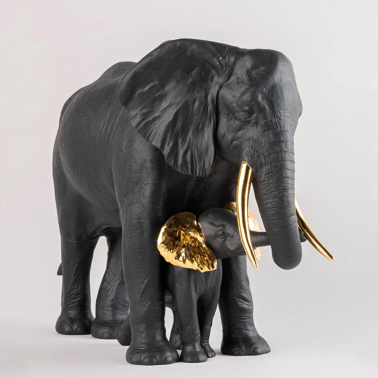 Sculpture Eléphants Noir avec toute la structure en 
porcelaine en noir mat et en or brillant.
