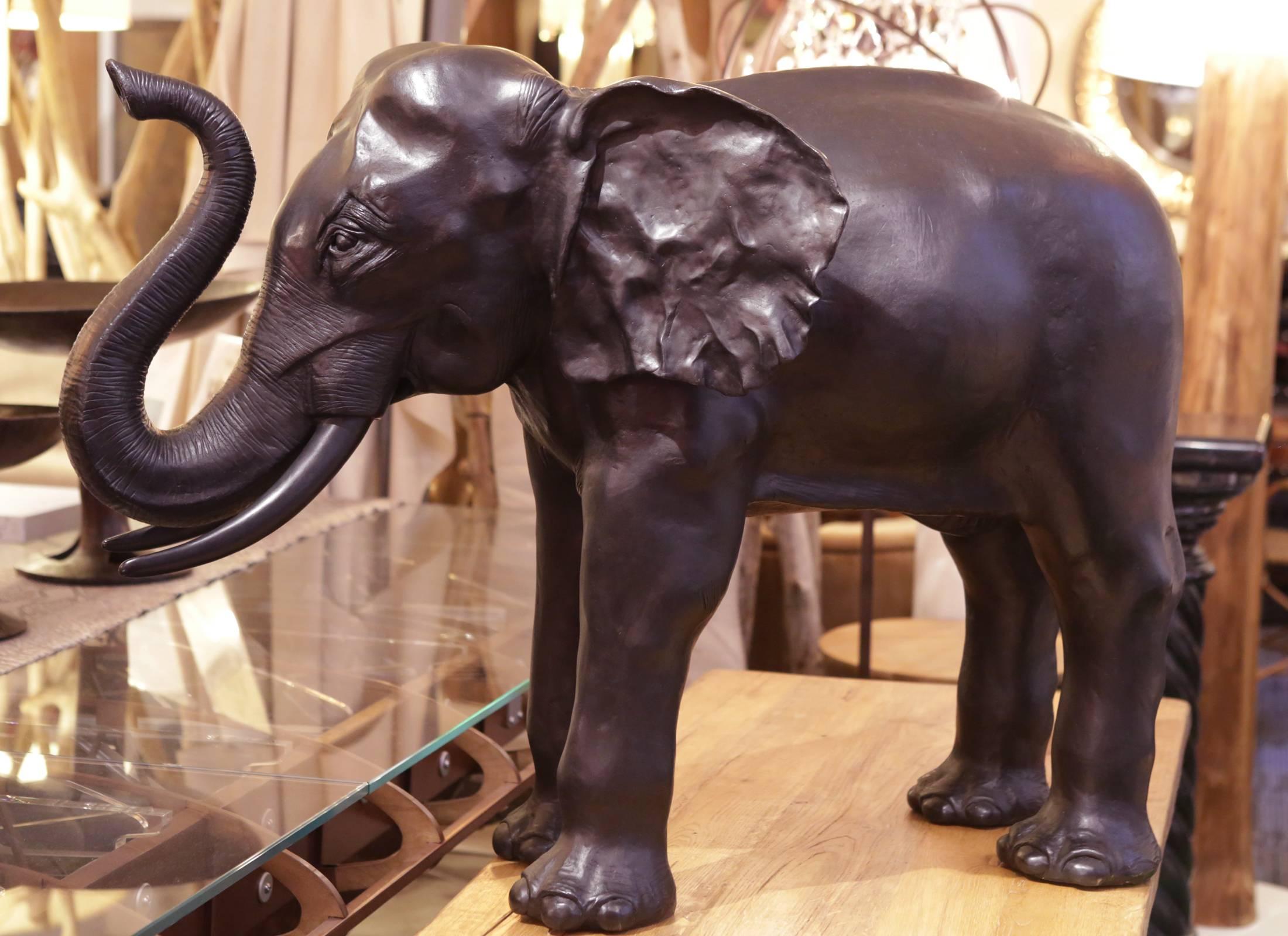 Sculptures elephants set of two in solid bronze.