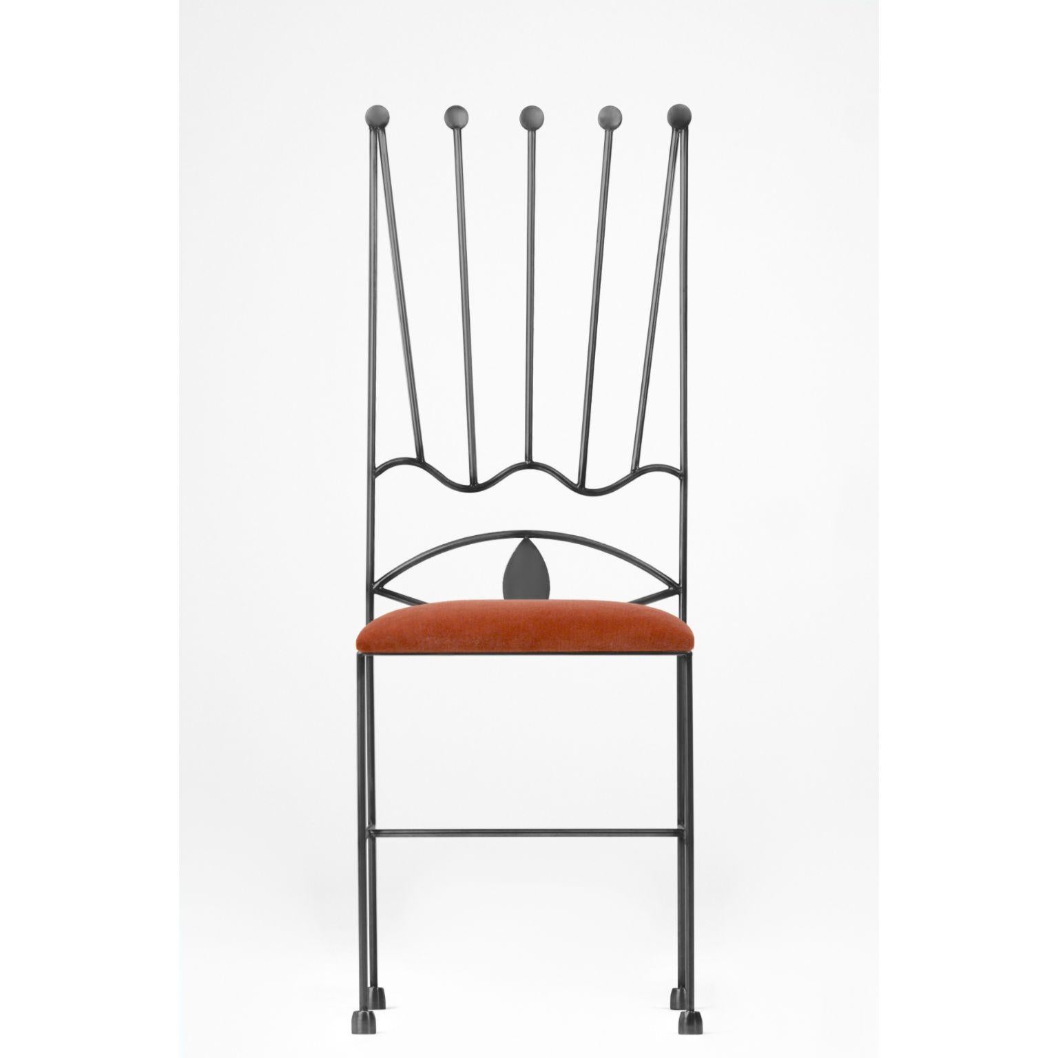 Elettrica Stuhl mit Kissen von Qvinto Studio
Einzigartiges Stück. Handgefertigt.
Abmessungen: T 40 x B 40 x H 114 cm.
MATERIAL: rostfreier Stahl und Wolle.

Bei der Elettrica erinnert die Rückenlehne an die Sonnenstrahlen, die den oberen Teil der