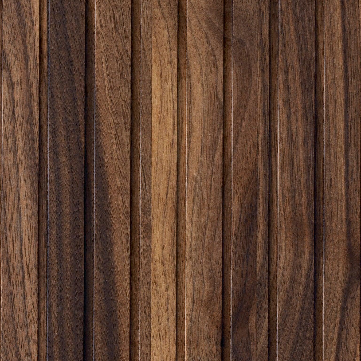 Eleva Nachttisch aus Massivholz, Nussbaum in handgefertigter Naturausführung, zeitgenössisch (21. Jahrhundert und zeitgenössisch) im Angebot