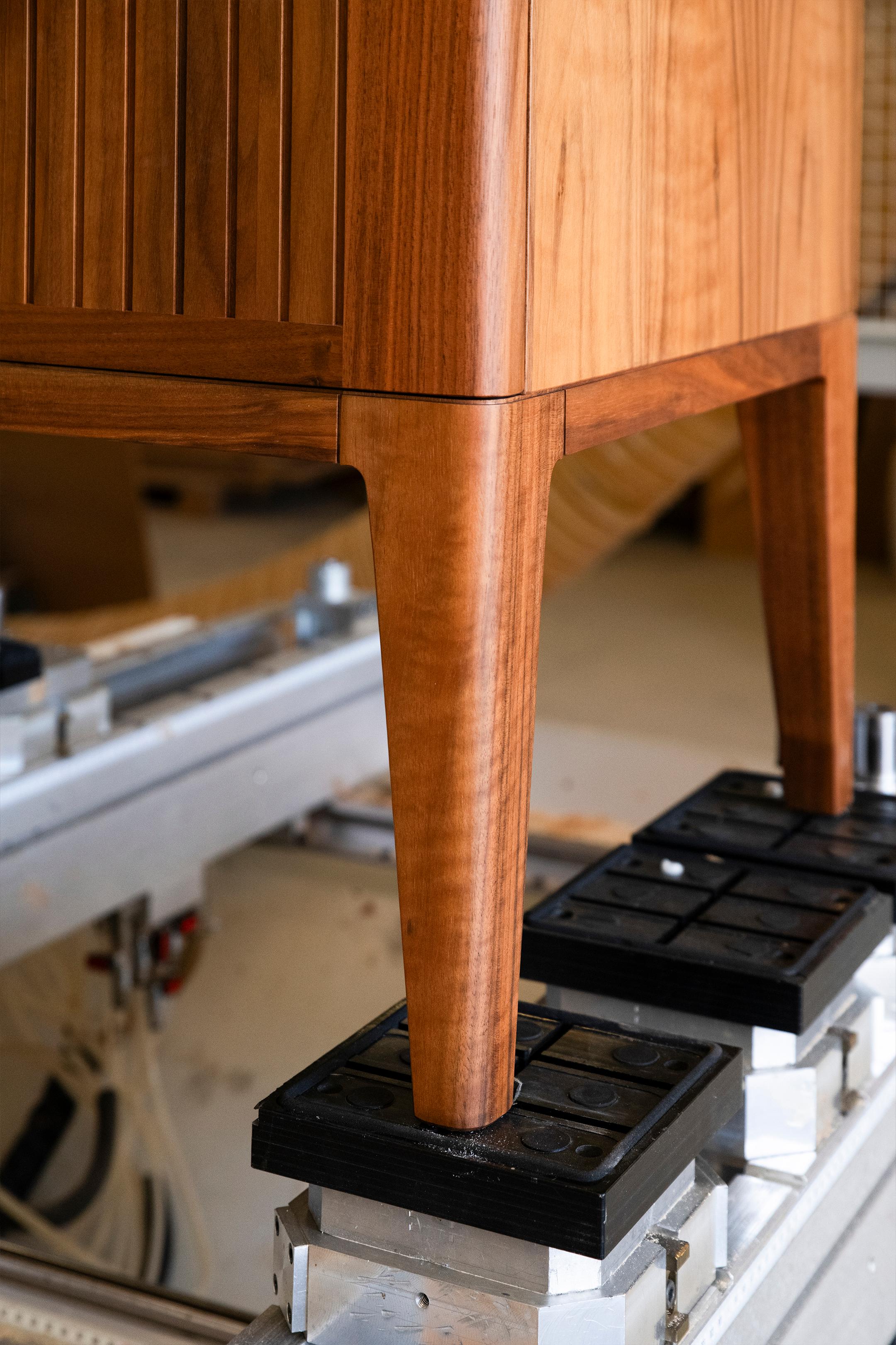 Eleva Solid Wood Dresser, Walnut in Hand-Made Natural Finish, Contemporary In New Condition For Sale In Cadeglioppi de Oppeano, VR