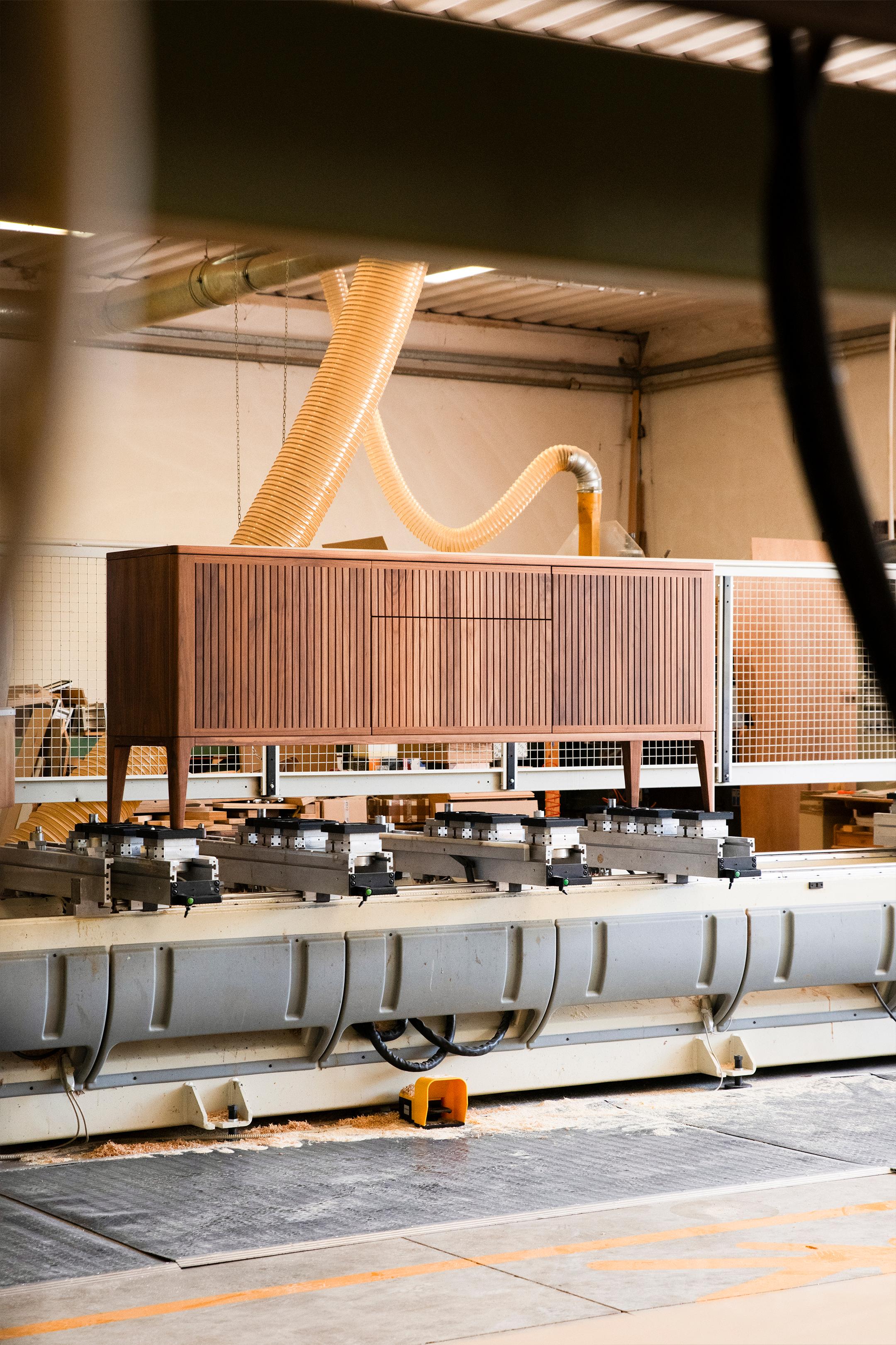 Sideboard „Aquamarin“ aus Massivholz, Nussbaum in handgefertigter Naturausführung, zeitgenössisch im Angebot 5