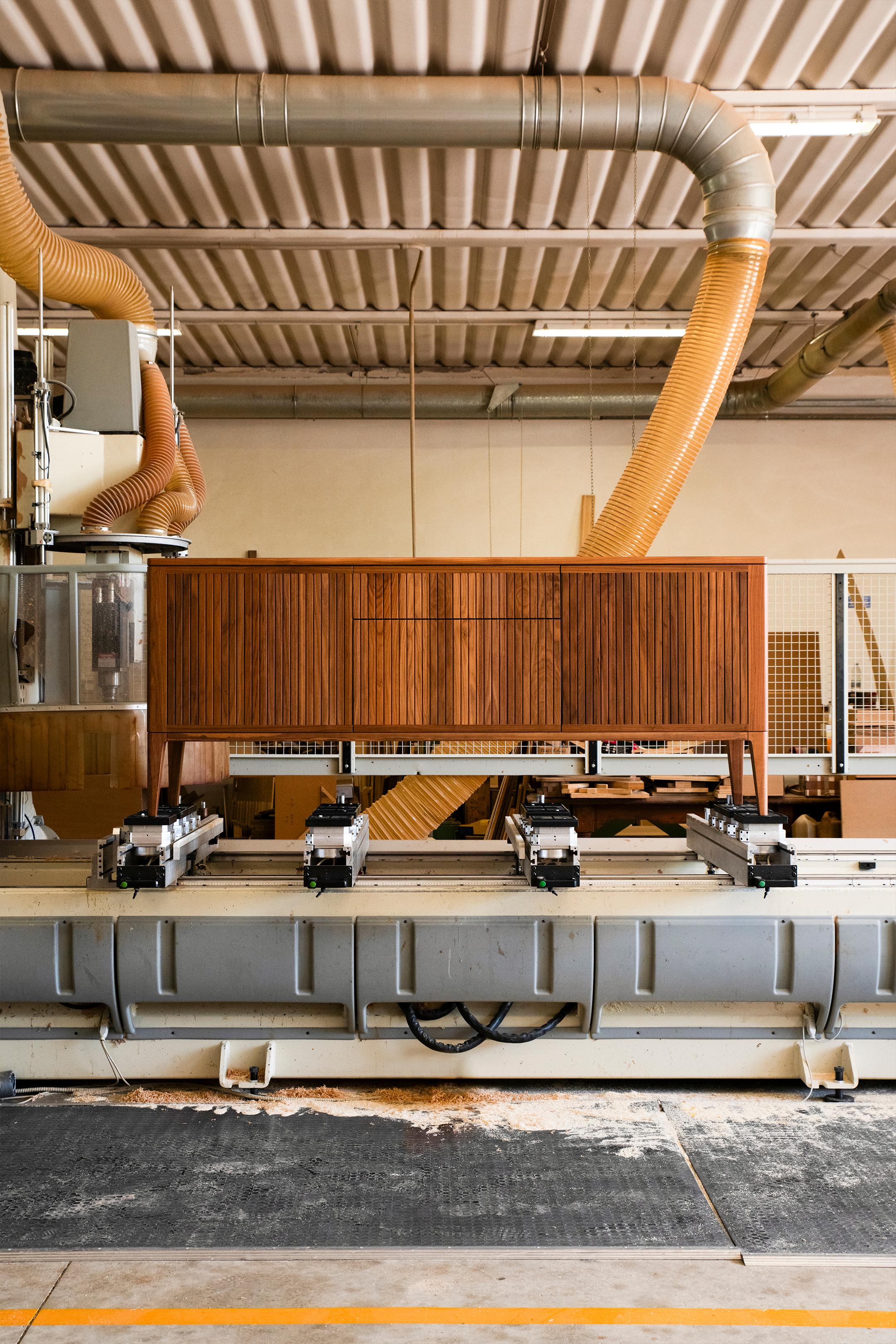 Sa beauté simpliste, sa finesse d'exécution et ses détails exceptionnels en font une pièce intemporelle fabriquée en Italie par des mains expertes. La façade du buffet présente une composition linéaire, résultat de notre savoir-faire dans le travail
