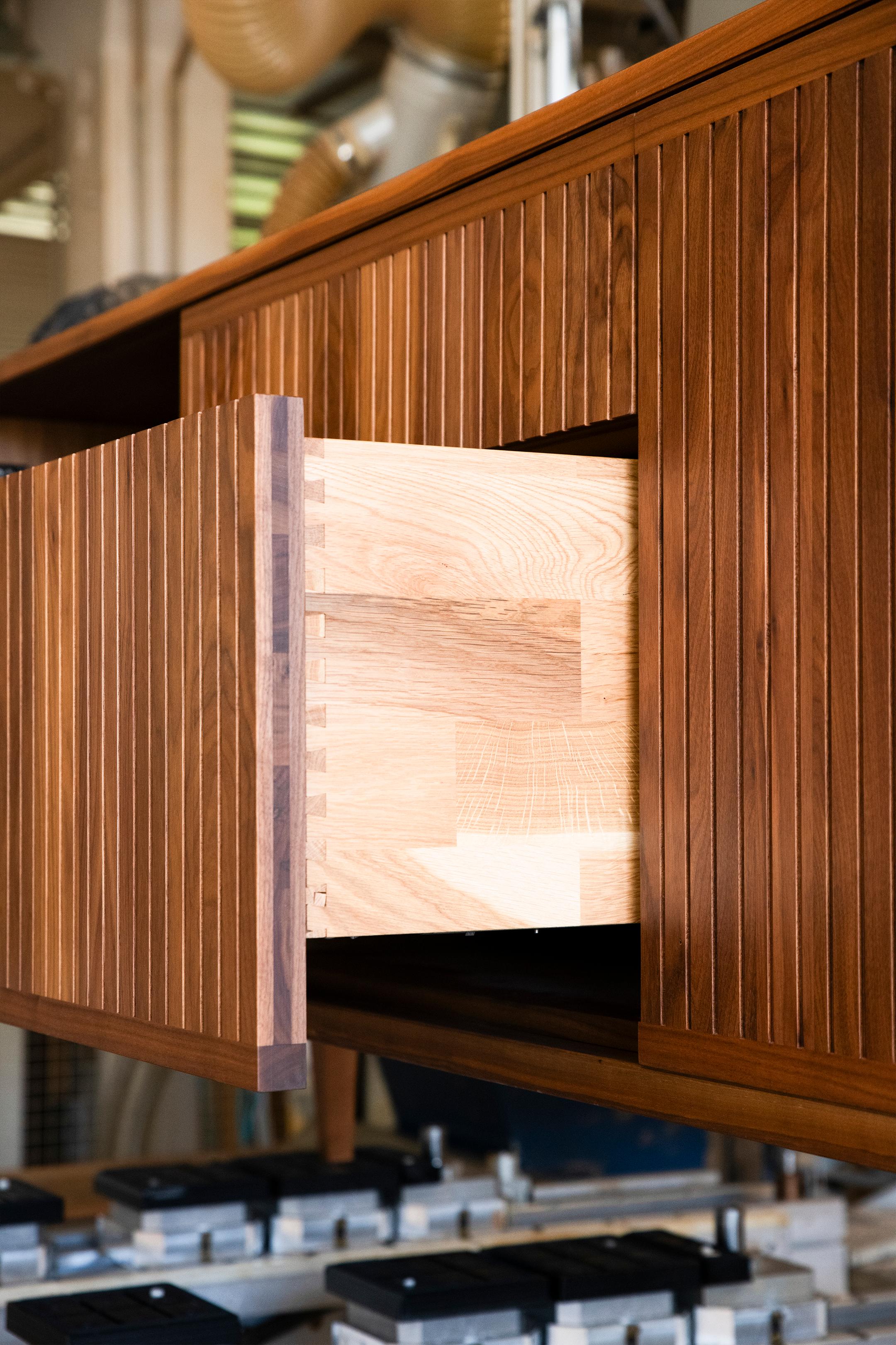italien Buffet en bois massif Eleva, Wood Wood en finition Hand Made Nature, Contemporary en vente