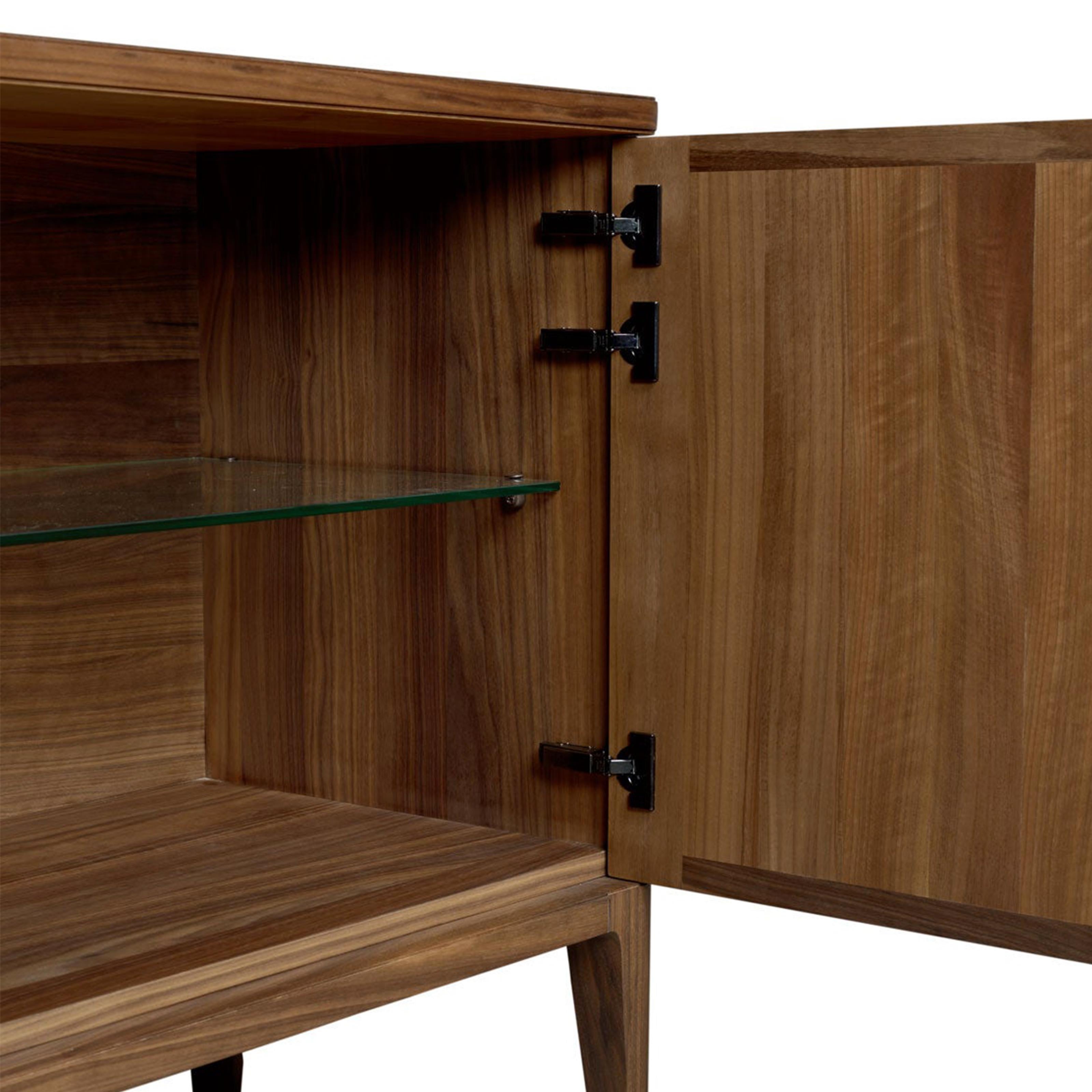 Sideboard „Aquamarin“ aus Massivholz, Nussbaum in handgefertigter Naturausführung, zeitgenössisch (21. Jahrhundert und zeitgenössisch) im Angebot