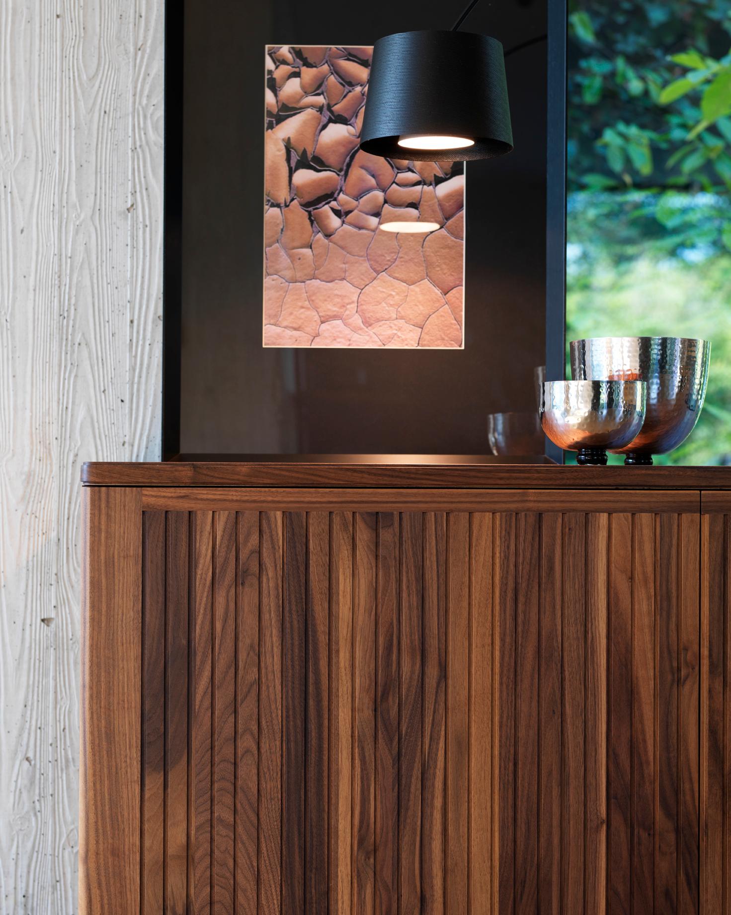 Sideboard „Aquamarin“ aus Massivholz, Nussbaum in handgefertigter Naturausführung, zeitgenössisch (21. Jahrhundert und zeitgenössisch) im Angebot