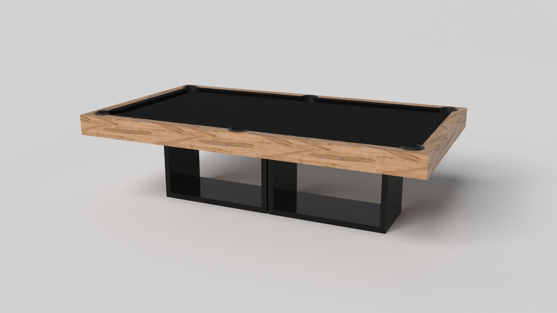 Sostenuto da due piedistalli rettangolari aperti come base, questo tavolo da biliardo artigianale è moderno e minimalista con la sua combinazione di forme semplici e geometriche. Vista di fronte, l'uso dello spazio negativo è evidente; vista di
