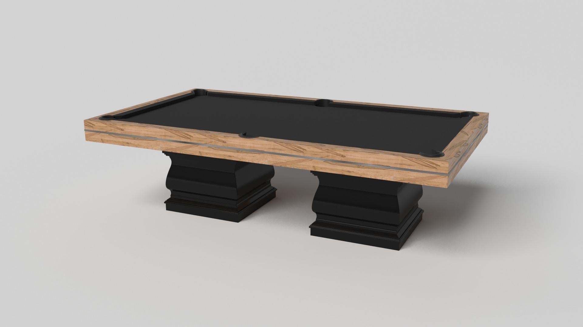 Dos patas esculpidas a mano confieren un estilo clásico a esta mesa de billar artesanal en blanco. Esta lujosa mesa de juego de madera tiene un tablero rectangular liso sobre dos anchas patas de balaustre que imitan las curvas y líneas de las