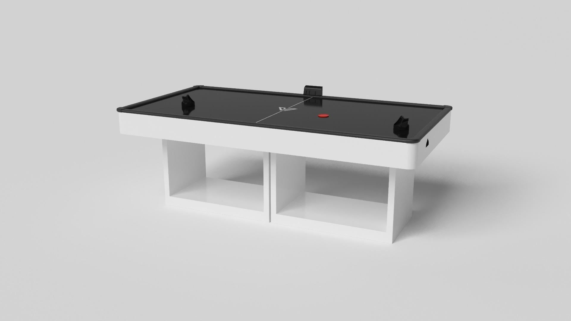 Dieser handgefertigte Airhockeytisch wird von zwei offenen, rechteckigen Sockeln getragen und ist mit seiner Kombination aus einfachen, geometrischen Formen modern und minimalistisch. Von vorne betrachtet ist die Verwendung des negativen Raums