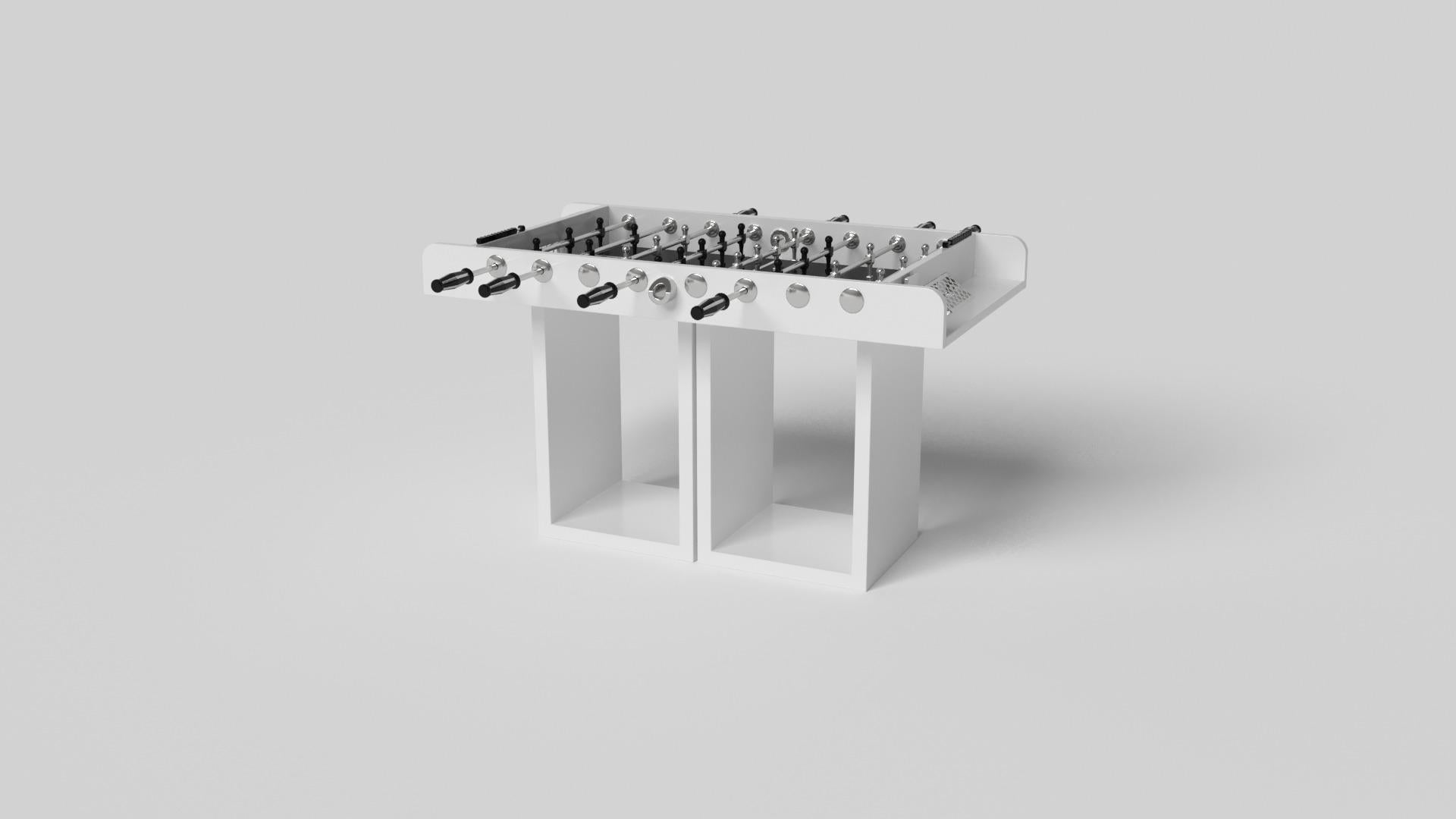 Dieser handgefertigte Kickertisch wird von zwei offenen, rechteckigen Sockeln getragen und ist mit seiner Kombination aus einfachen, geometrischen Formen modern und minimalistisch. Von vorne betrachtet ist die Verwendung des negativen Raums