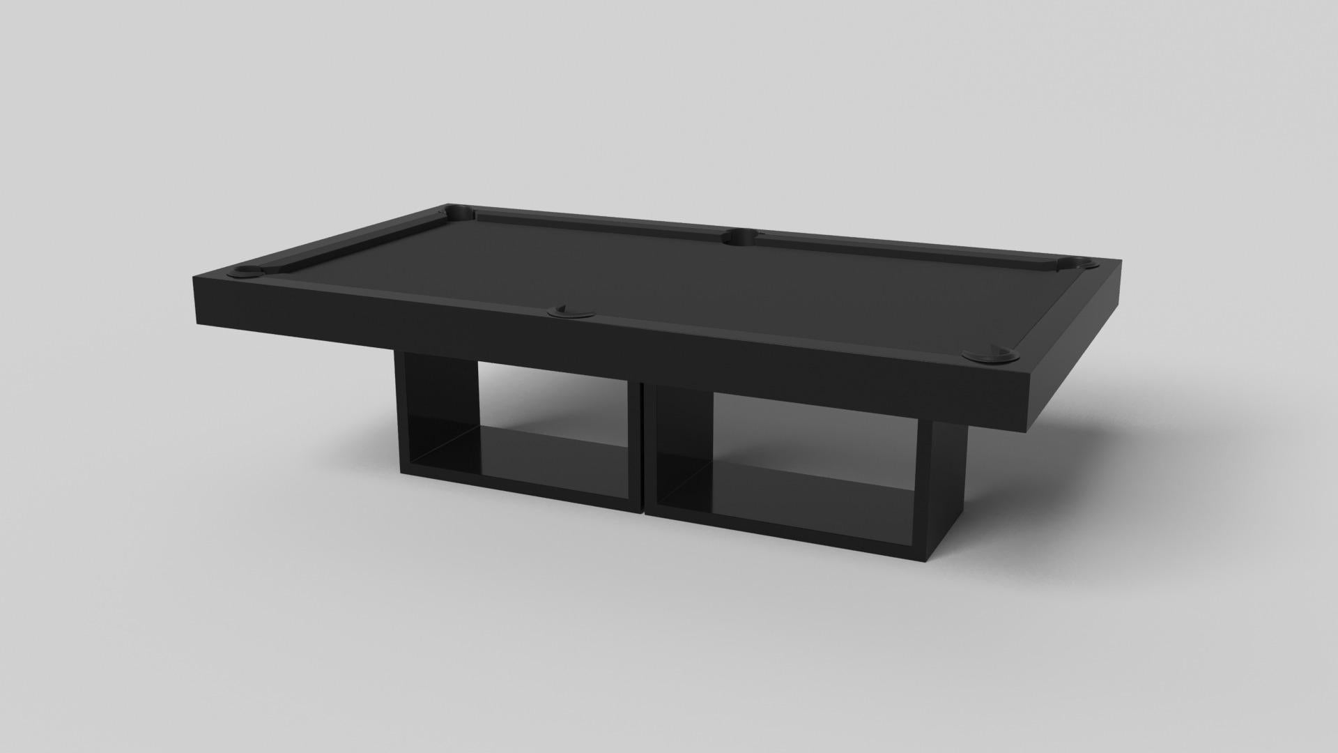 Soutenu par deux piédestaux rectangulaires ouverts en guise de base, ce billard artisanal est moderne et minimaliste avec sa combinaison de formes simples et géométriques. Vue de face, l'utilisation de l'espace négatif est évidente ; vue de côté, la