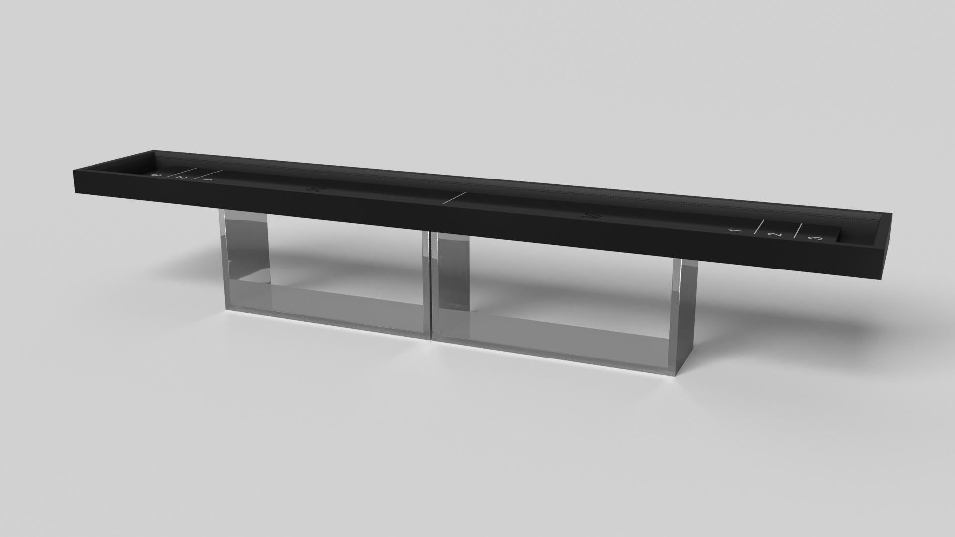 Sostenuto da due piedistalli rettangolari aperti come base, questo tavolo da shuffleboard artigianale è moderno e minimalista con la sua combinazione di forme semplici e geometriche. Vista di fronte, l'uso dello spazio negativo è evidente; vista di