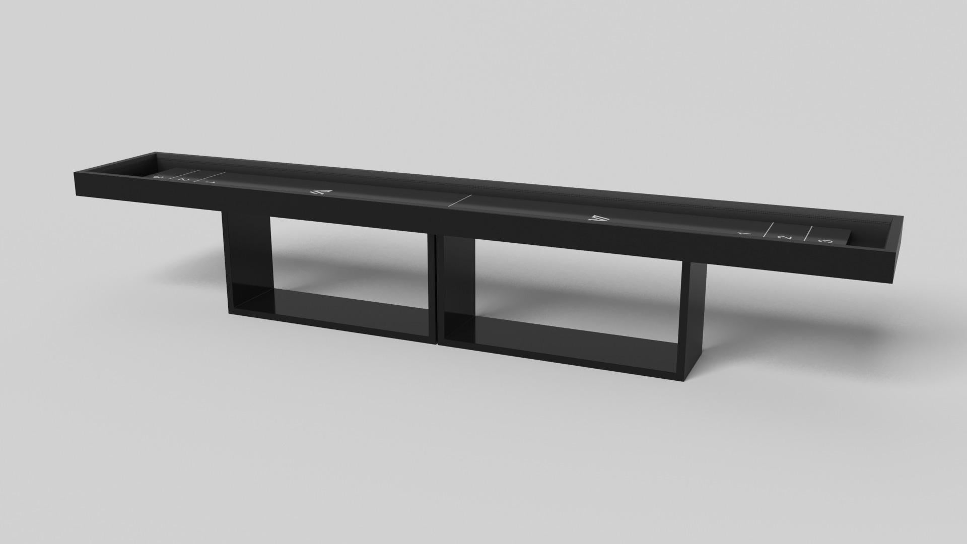 Soutenue par deux socles rectangulaires ouverts en guise de base, cette table de shuffleboard fabriquée à la main est moderne et minimaliste avec sa combinaison de formes simples et géométriques. Vue de face, l'utilisation de l'espace négatif est