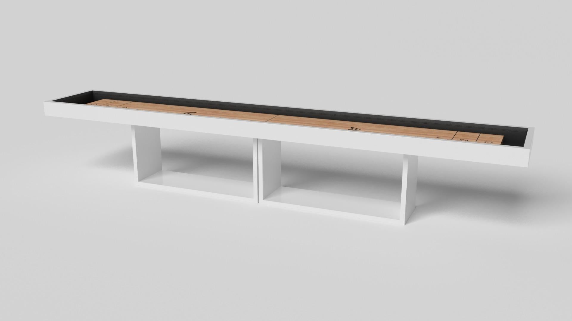 Soutenue par deux socles rectangulaires ouverts en guise de base, cette table de shuffleboard fabriquée à la main est moderne et minimaliste avec sa combinaison de formes simples et géométriques. Vue de face, l'utilisation de l'espace négatif est