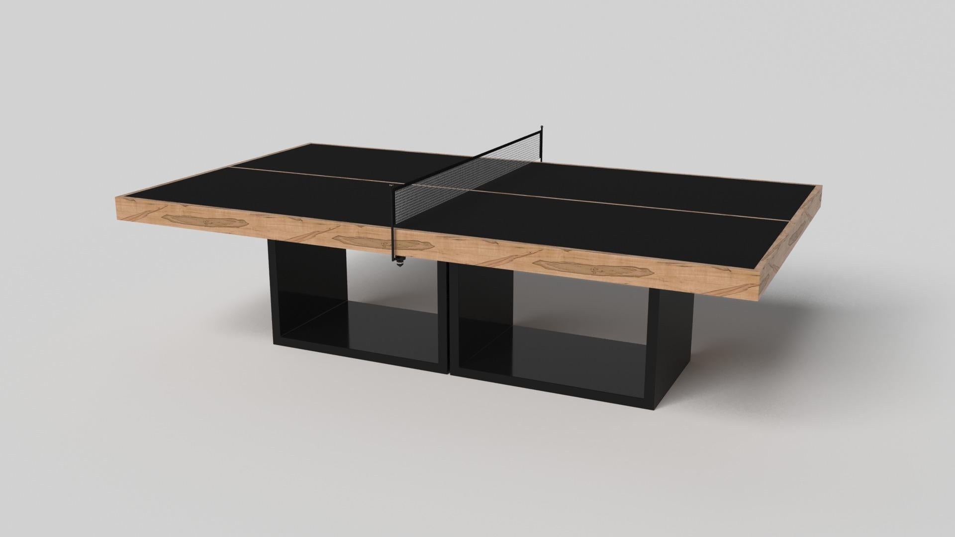 Sostenuto da due piedistalli rettangolari aperti come base, questo tavolo da ping pong artigianale è moderno e minimalista con la sua combinazione di forme semplici e geometriche. Vista di fronte, l'uso dello spazio negativo è evidente; vista di