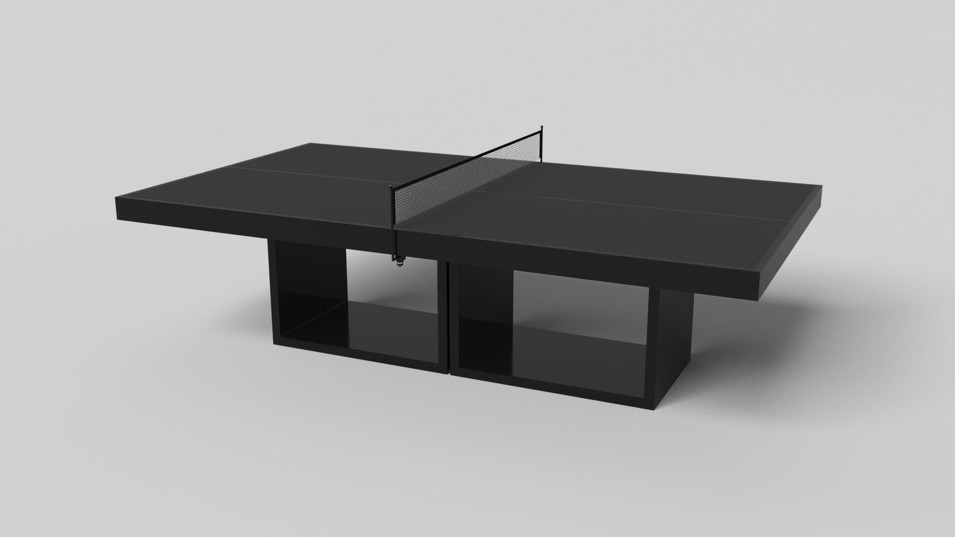 Soutenue par deux socles rectangulaires ouverts en guise de base, cette table de ping-pong fabriquée à la main est moderne et minimaliste avec sa combinaison de formes simples et géométriques. Vue de face, l'utilisation de l'espace négatif est