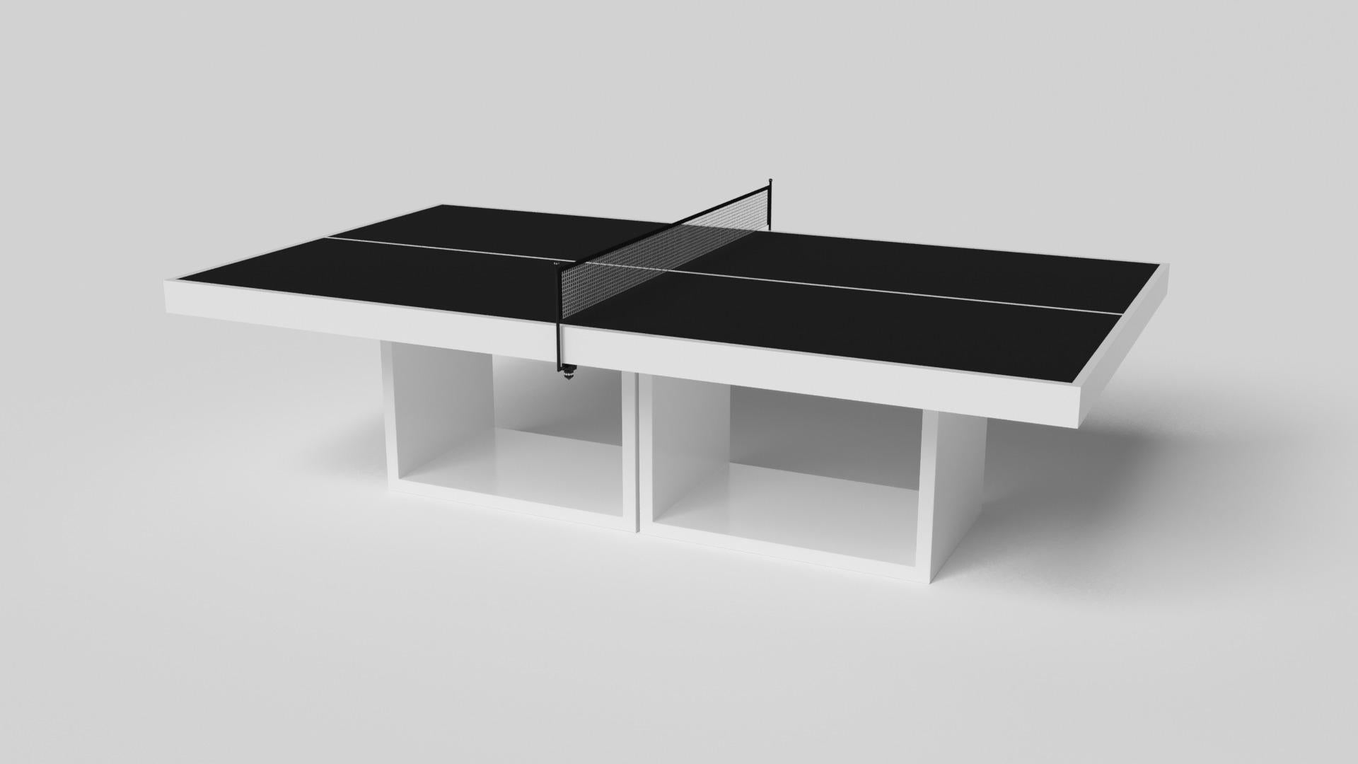Apoyada en dos pedestales rectangulares abiertos como base, esta mesa de ping-pong artesanal es moderna y minimalista por su combinación de formas simples y geométricas. Visto de frente, el uso del espacio negativo es evidente; visto de lado, la