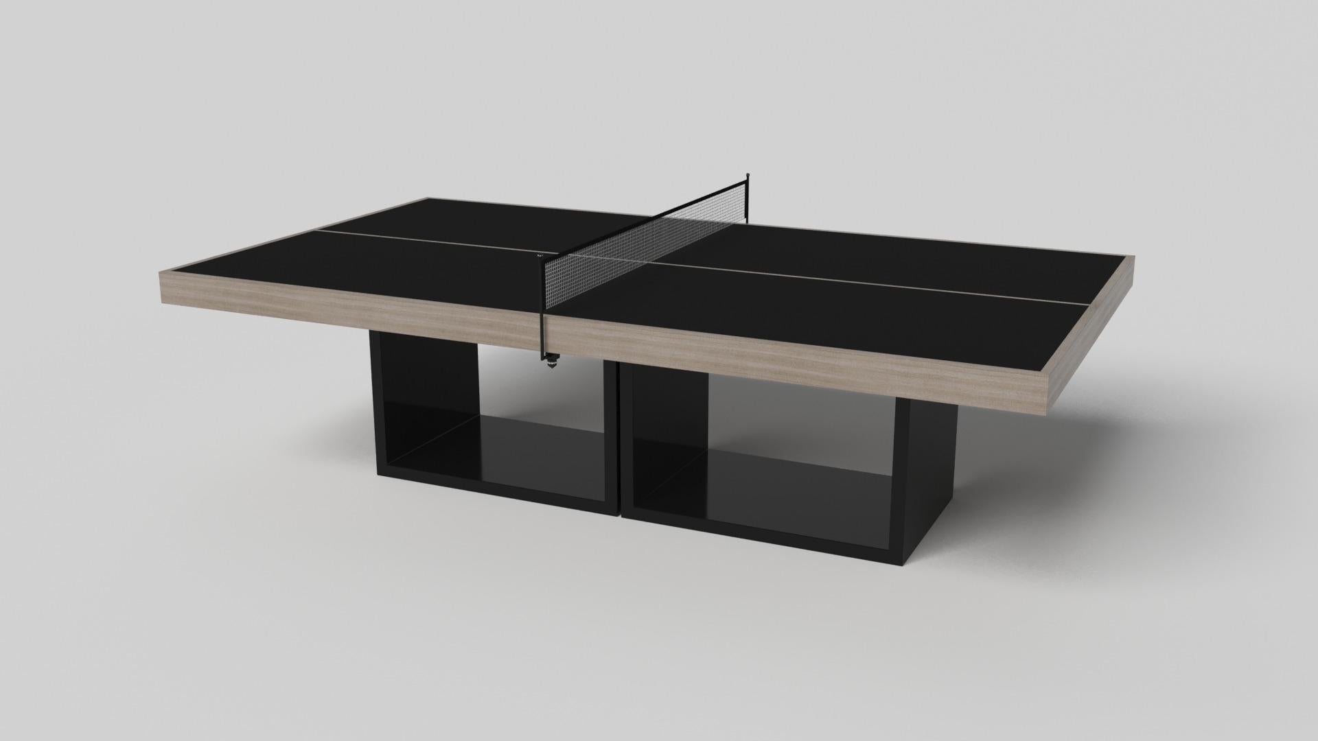 Apoyada en dos pedestales rectangulares abiertos como base, esta mesa de ping-pong artesanal es moderna y minimalista por su combinación de formas simples y geométricas. Visto de frente, el uso del espacio negativo es evidente; visto de lado, la
