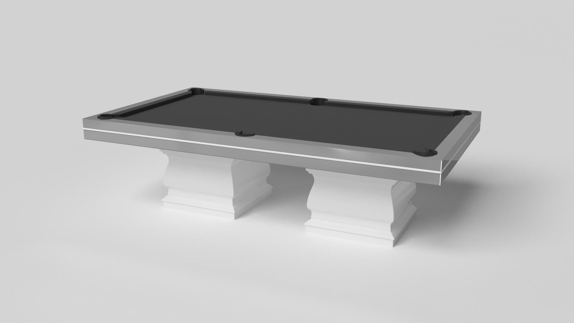 Zwei handgeformte Beine verleihen diesem handgefertigten Billardtisch in Weiß ein Gefühl von klassischem Stil. Dieser luxuriöse Holztisch hat eine glatte, rechteckige Platte, die auf zwei breiten Balustersäulen ruht, die die Kurven und Linien eines